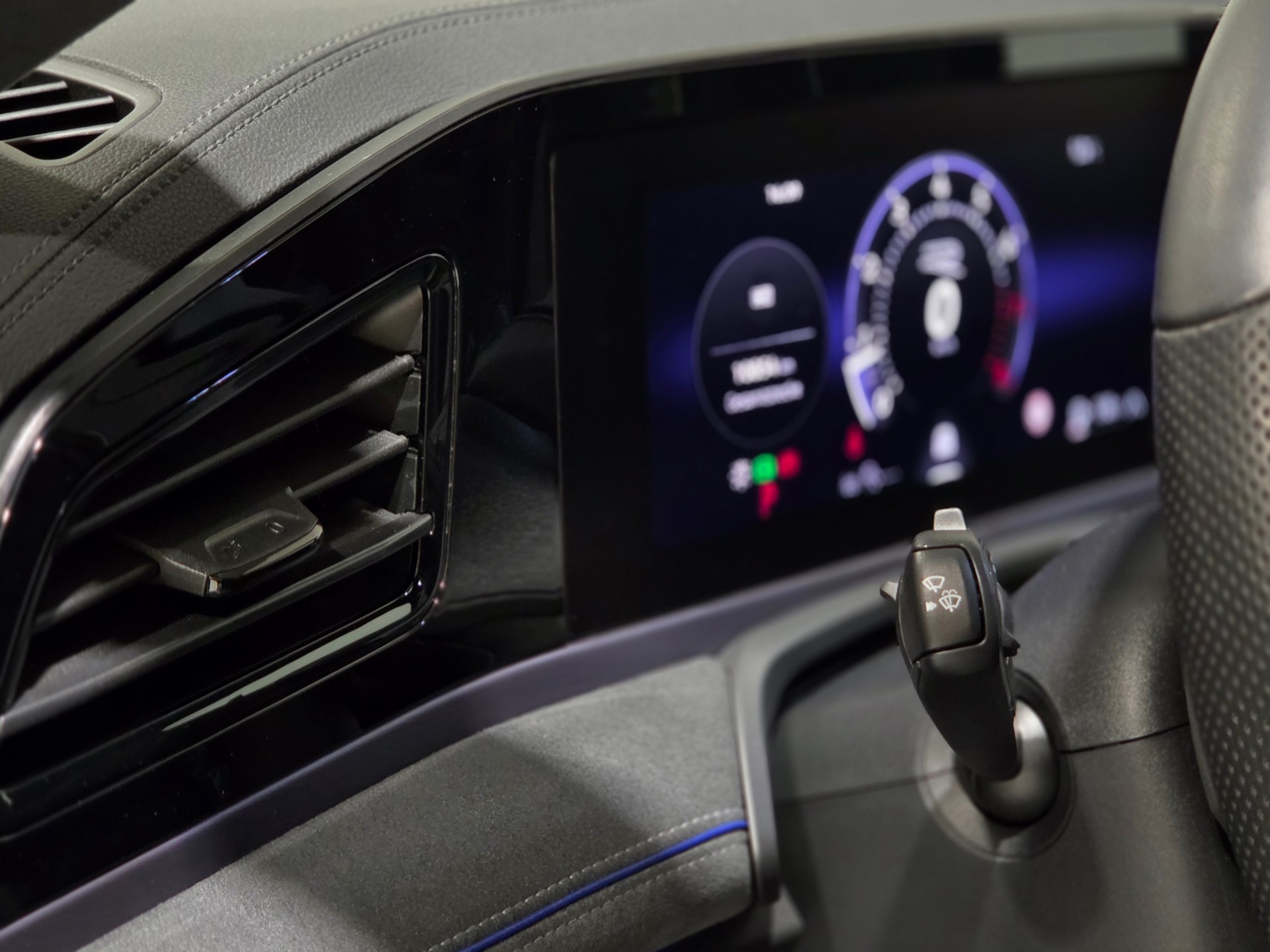 VW Passat Variant 2.0 TSI evo4 R-Line Signature Black Style 4 Motion DSG-image-8