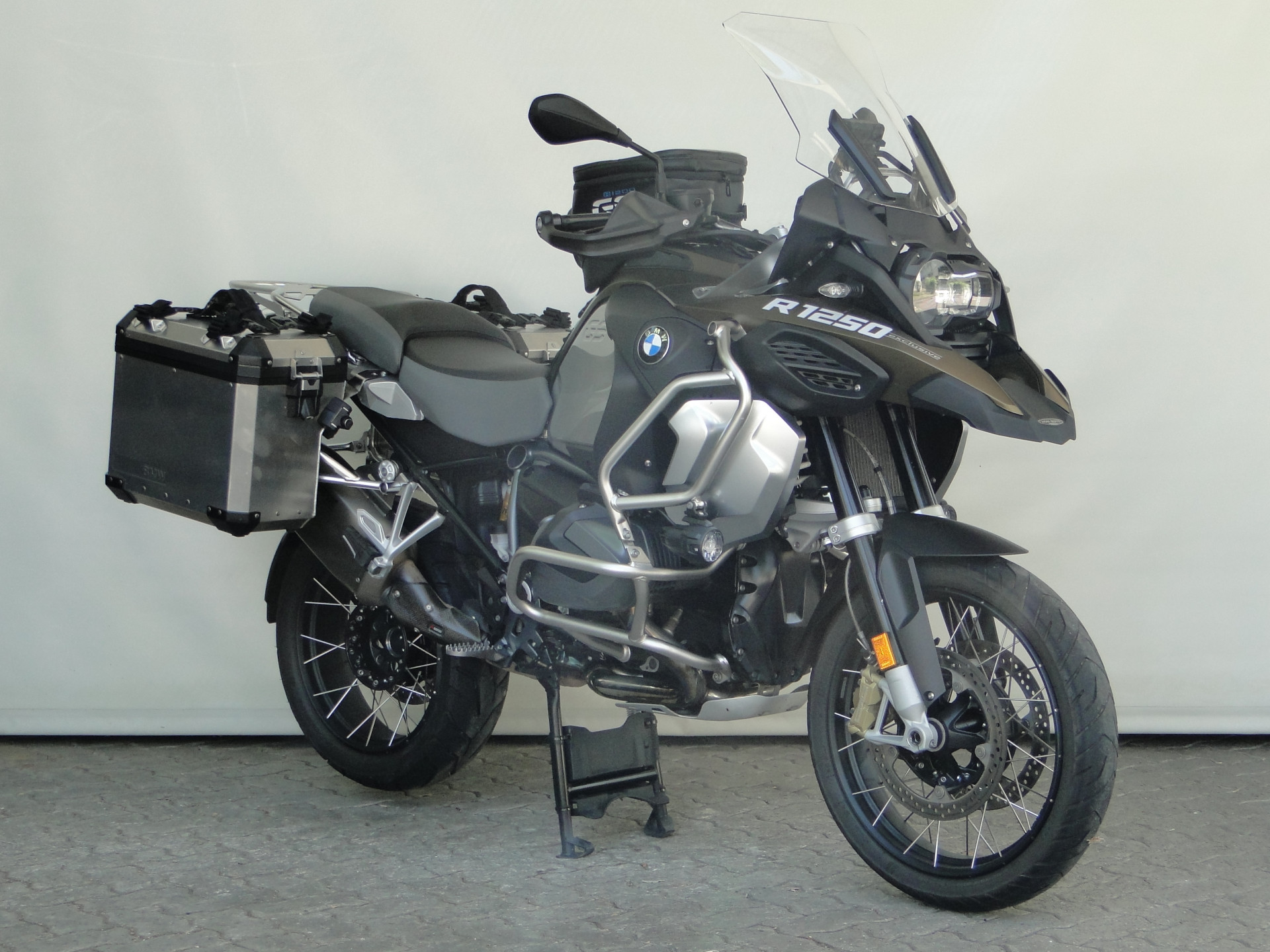 BMW R 1250 GS Adventure Akrapovic & Seitenkoffer-showroom-element-2
