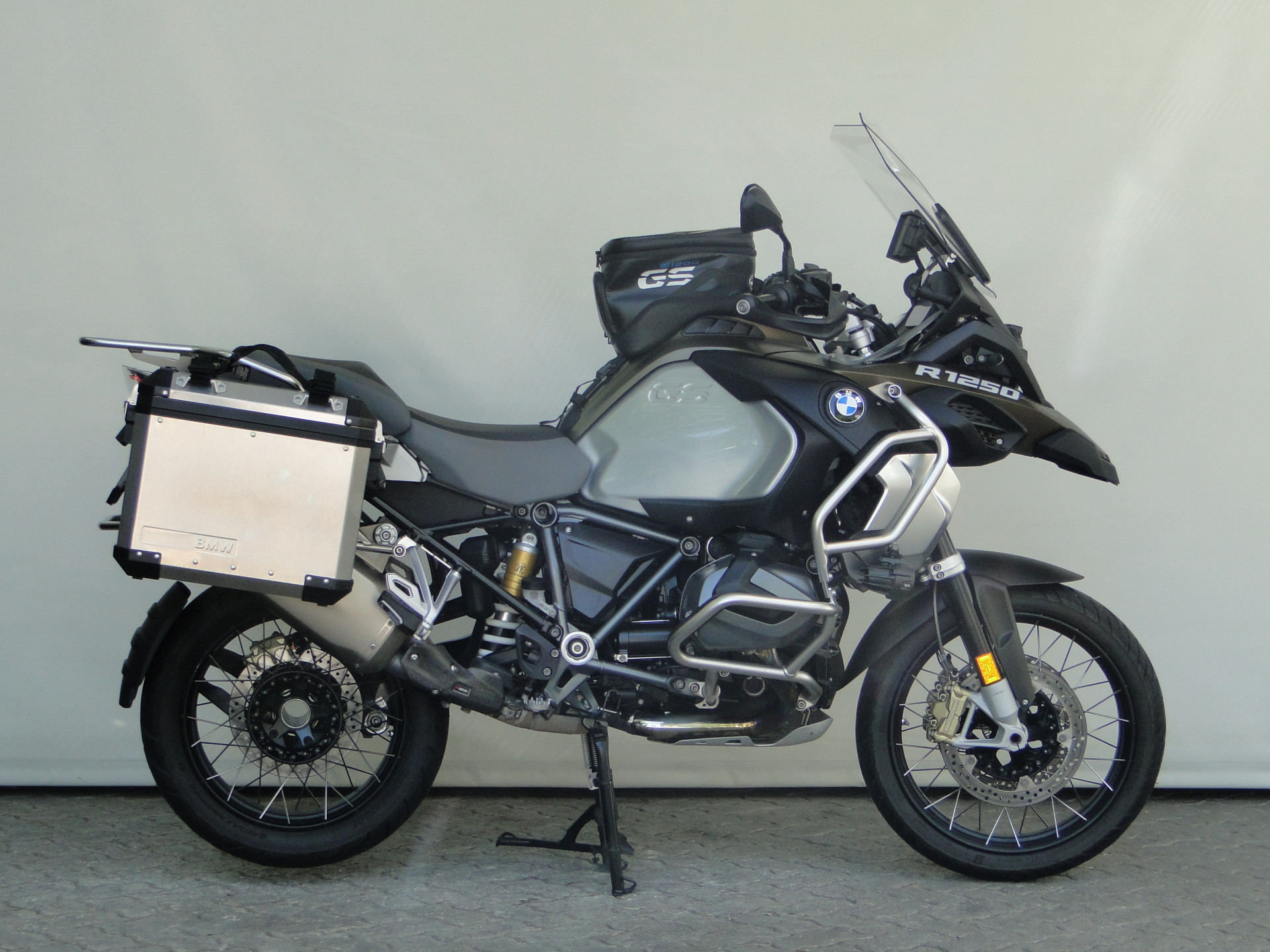 BMW R 1250 GS Adventure Akrapovic & Seitenkoffer-showroom-element-1