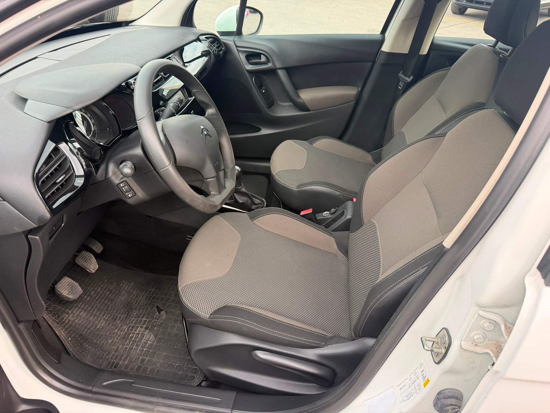 CITROEN C3 1.2i Exclusive-image-12