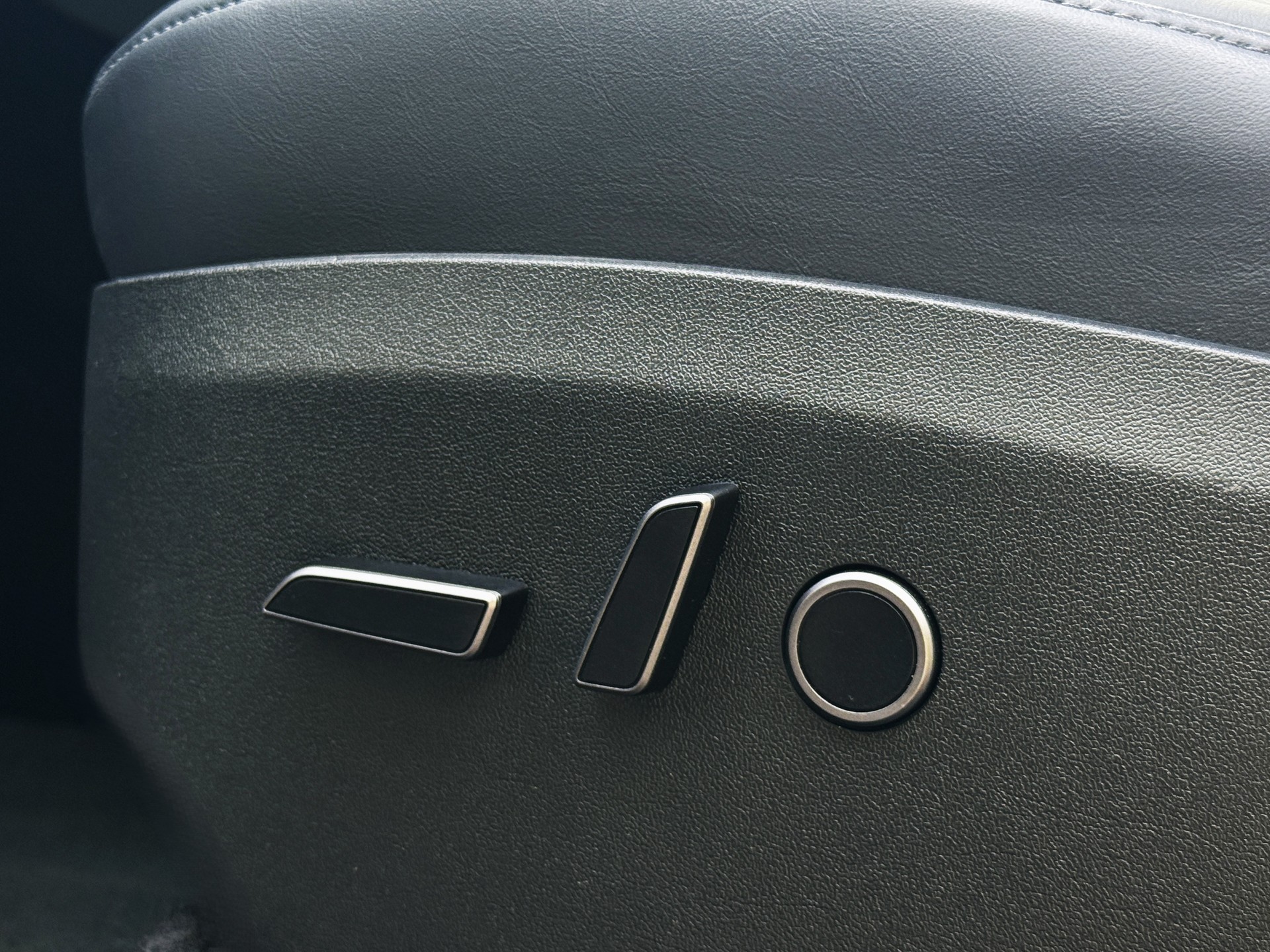 TESLA Model Y Performance / Werksgarantie / 1.Hand-image-16