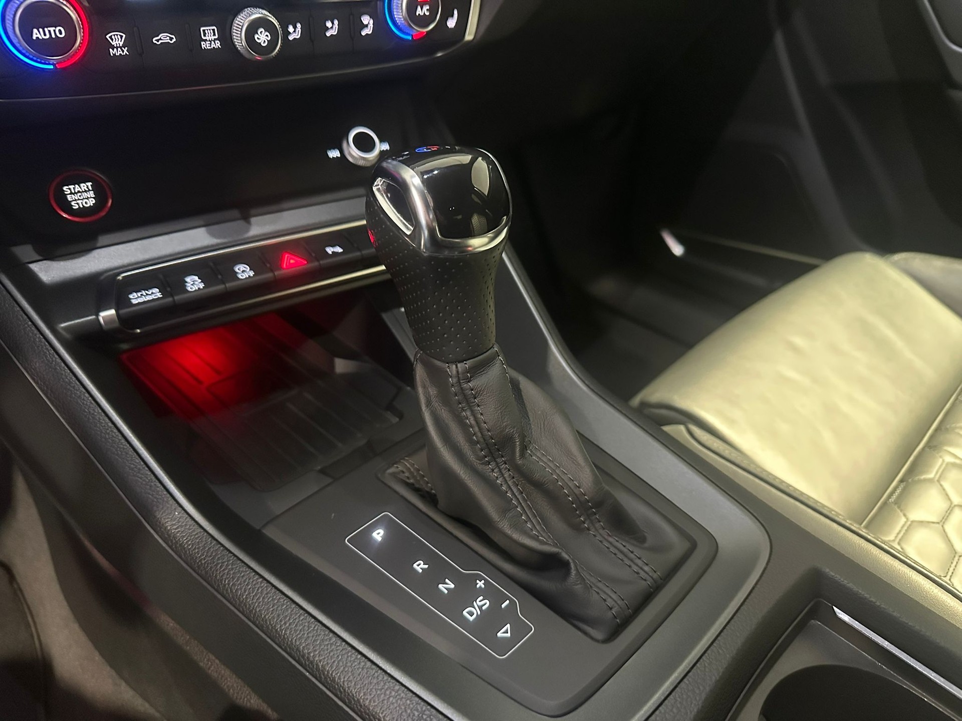 AUDI RS Q3 2.5 TFSI quattro-image-11