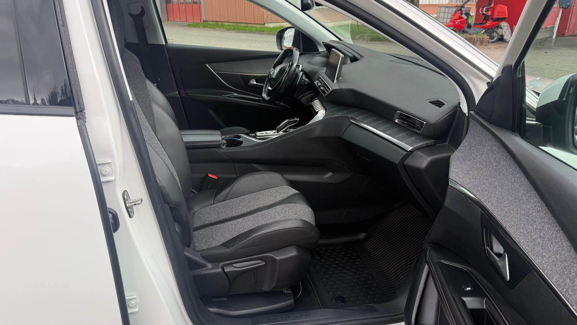PEUGEOT 3008-image-12