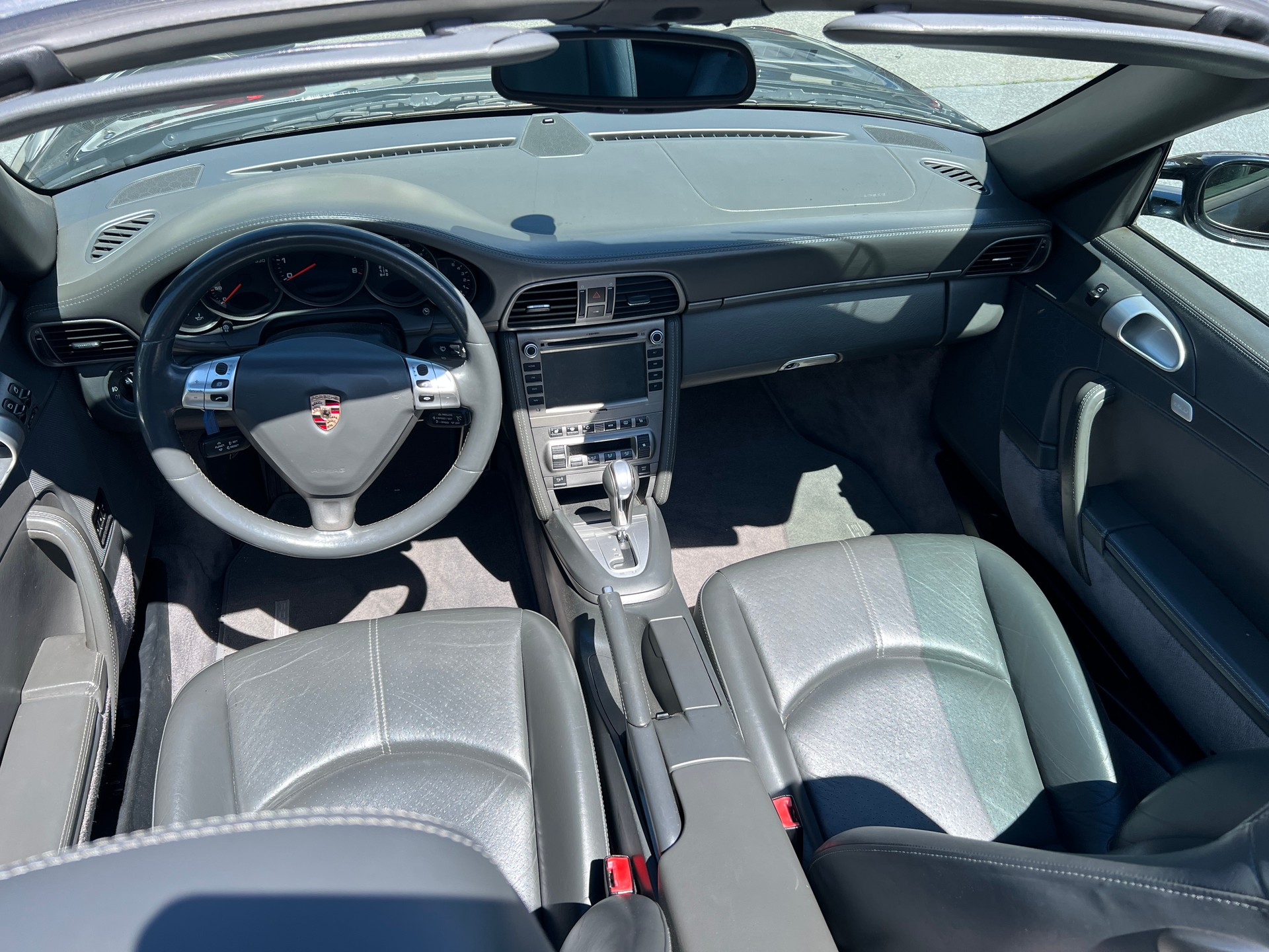PORSCHE 911 Carrera 4-image-12