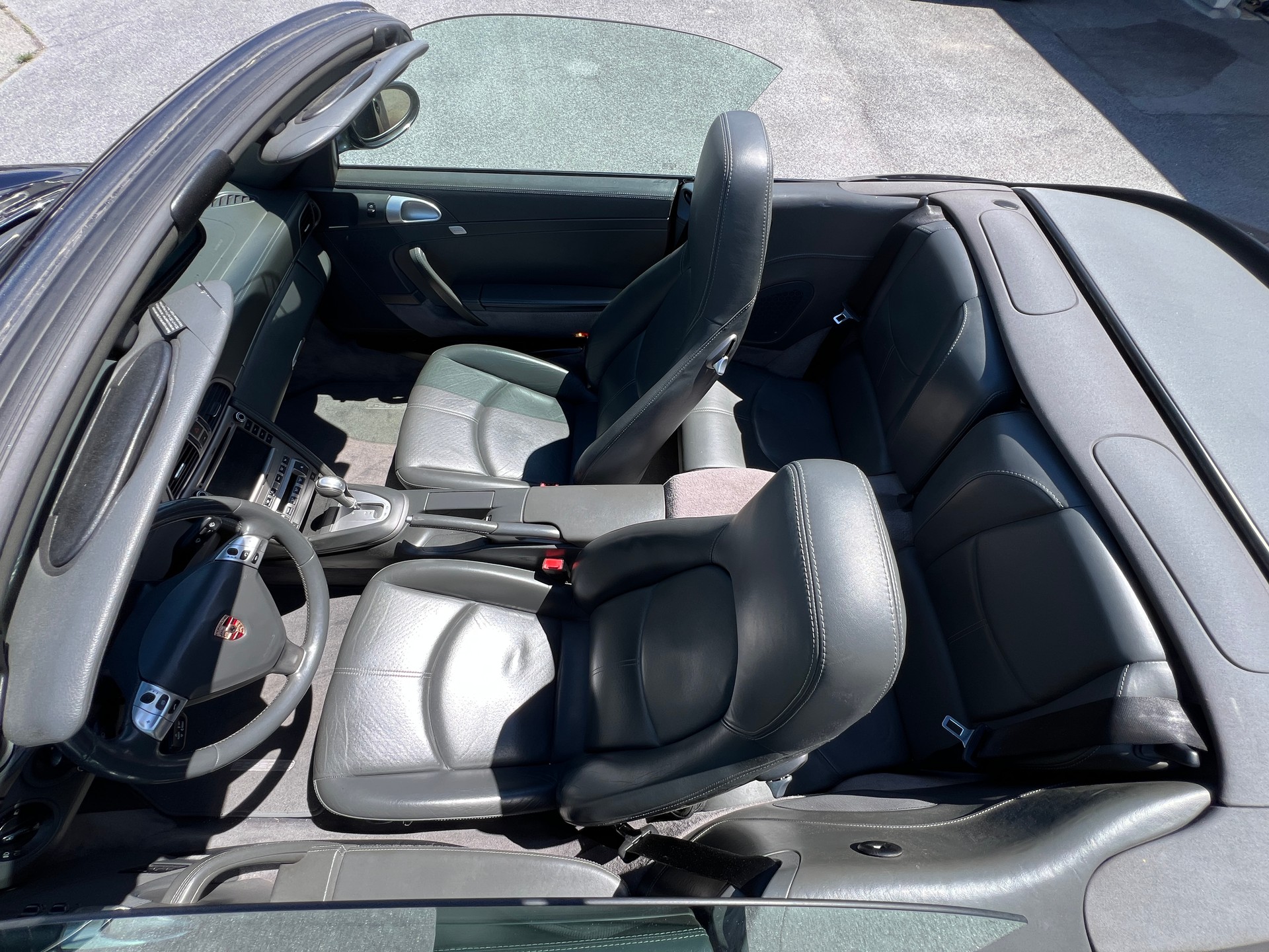 PORSCHE 911 Carrera 4-image-13