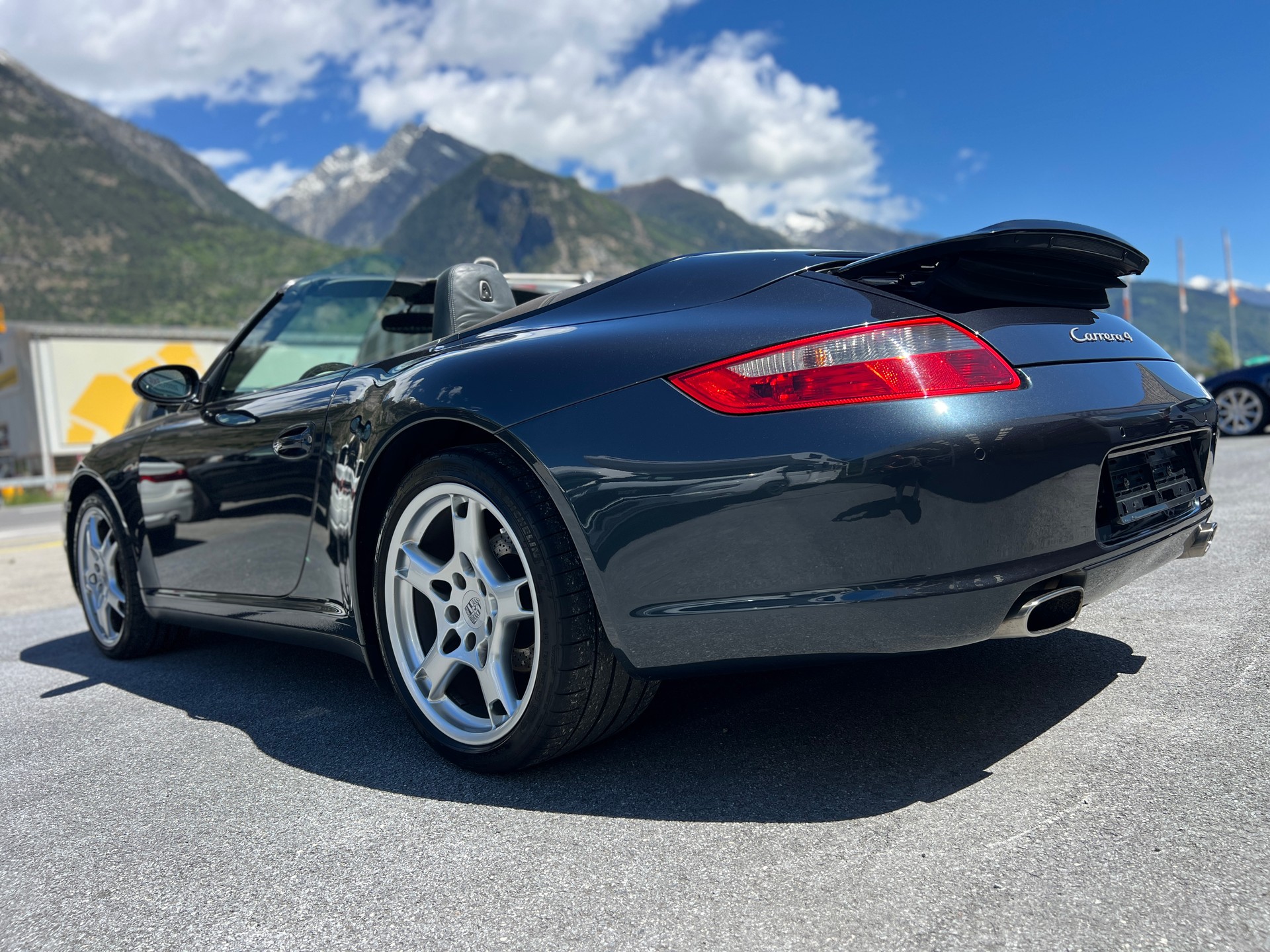 PORSCHE 911 Carrera 4-image-4