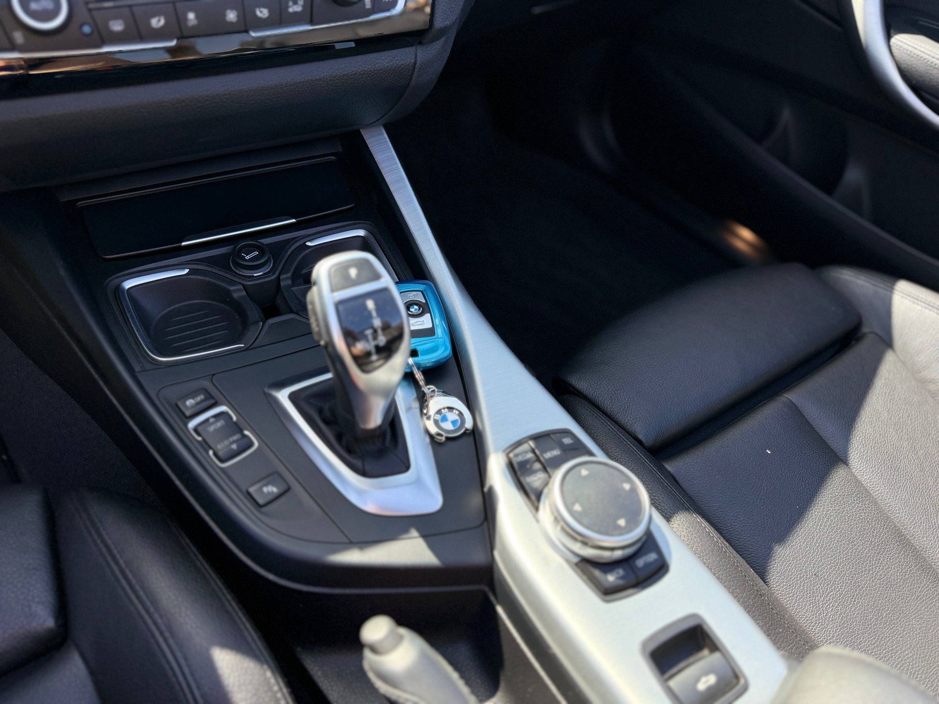 BMW 228i Cabriolet Luxury Line-image-2