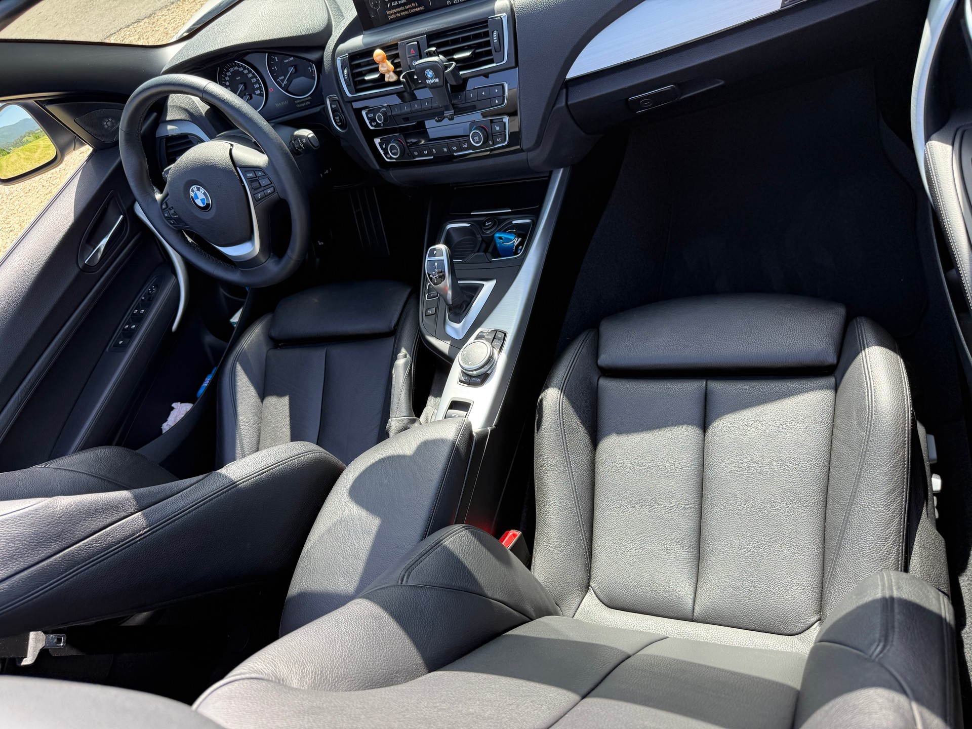 BMW 228i Cabriolet Luxury Line-image-3