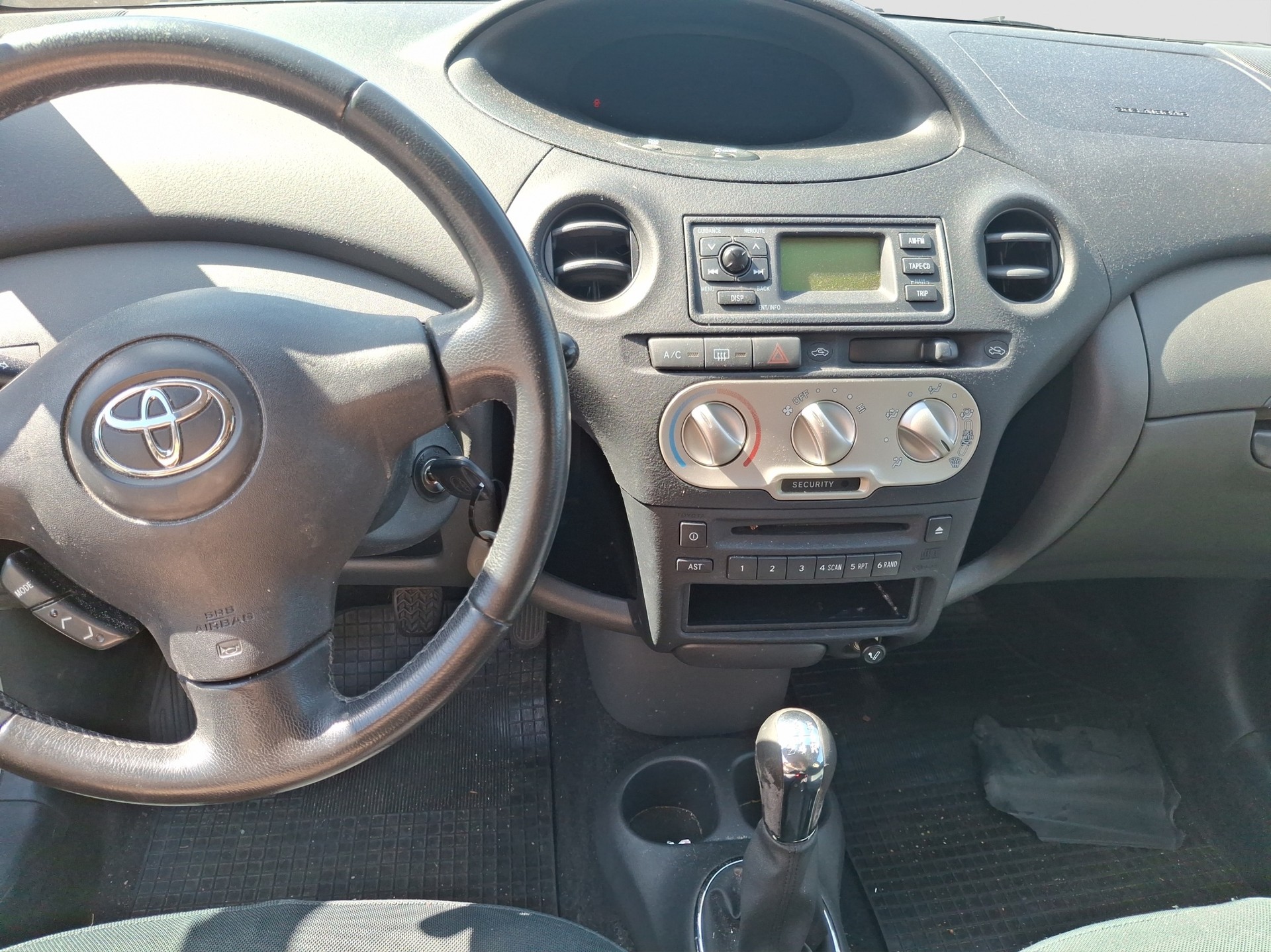 TOYOTA Yaris 1.3 Linea Sol-image-9