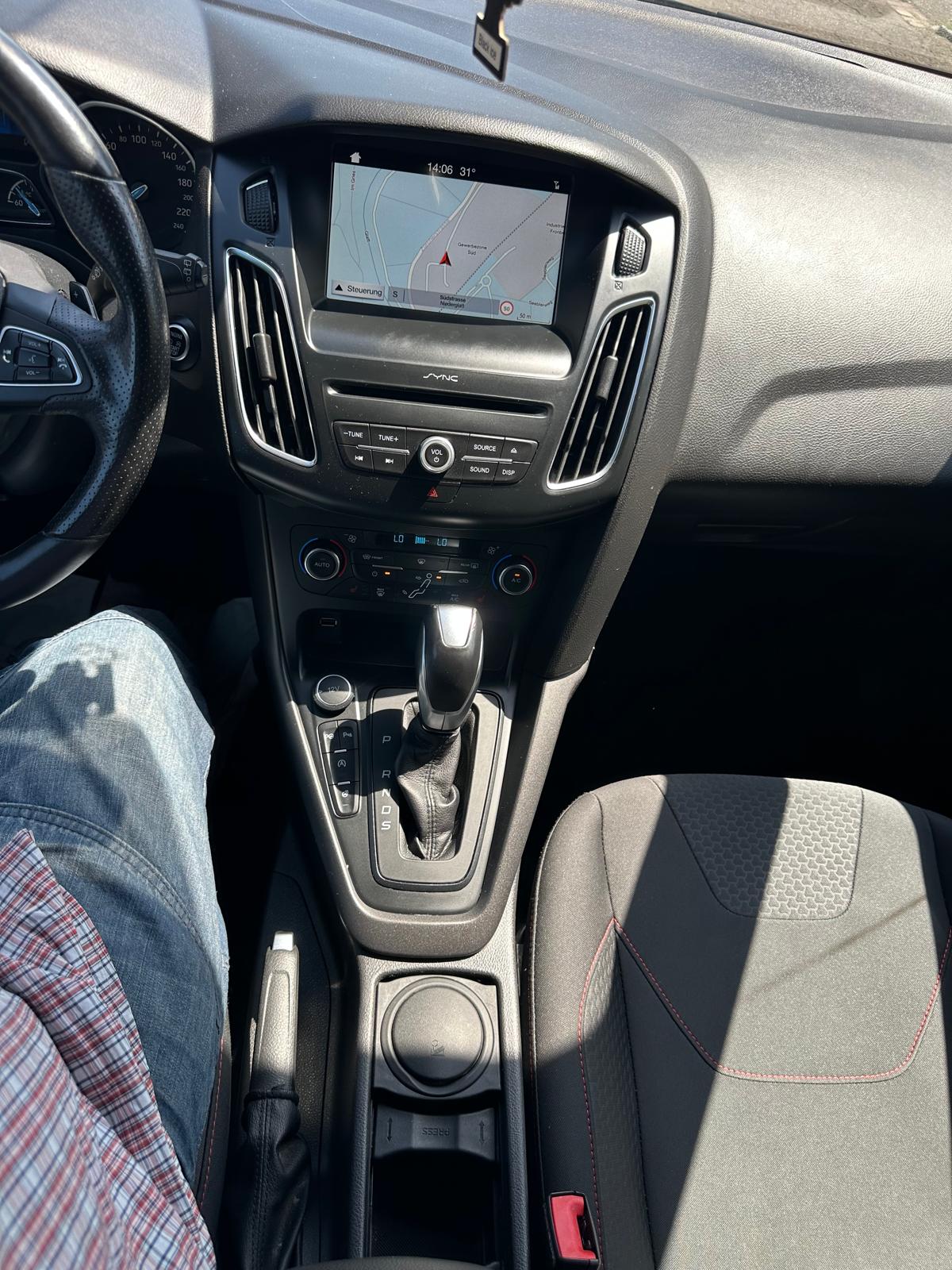 FORD Focus 1.0 SCTi ST Line Automatic-image-10