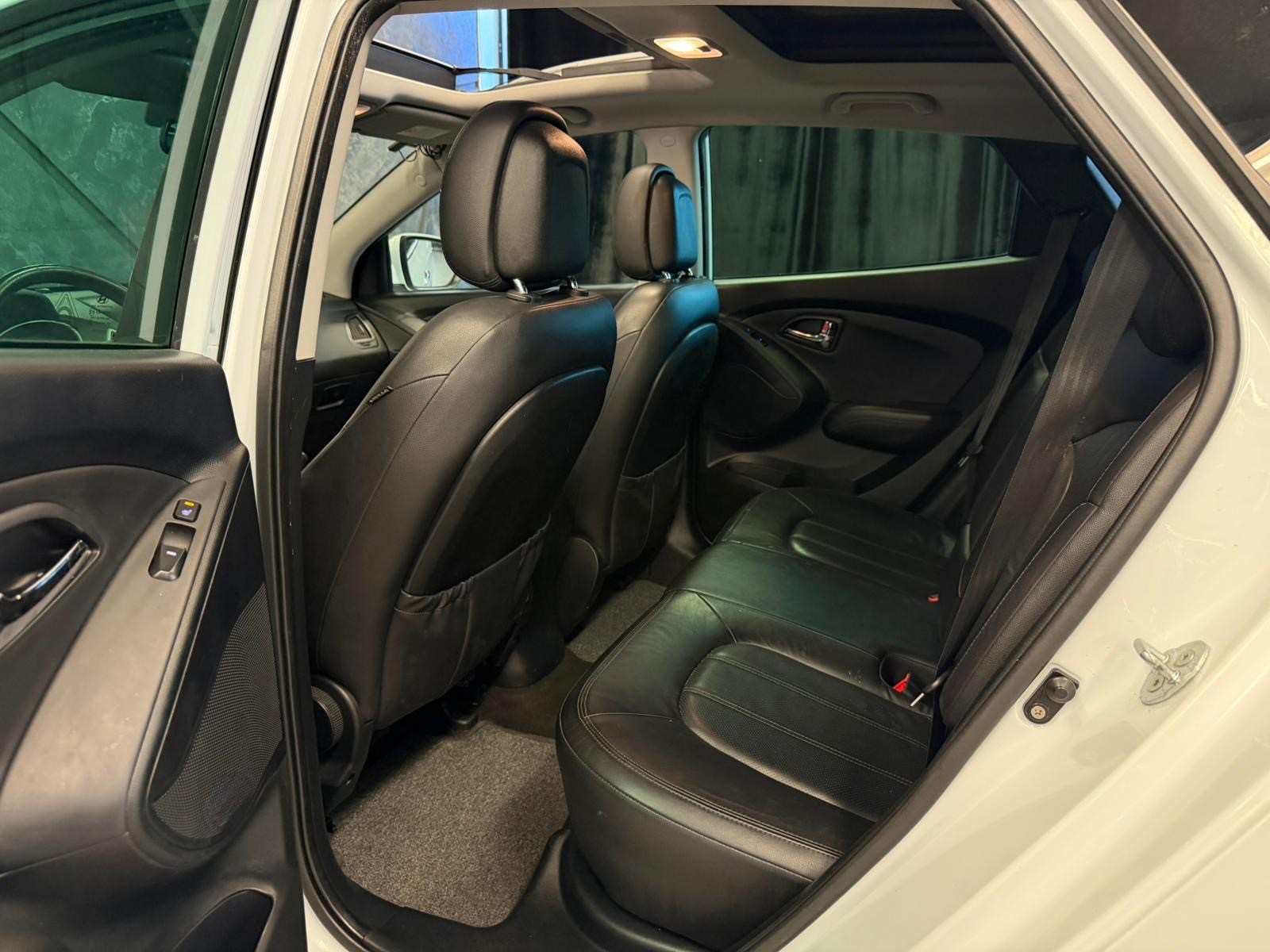 HYUNDAI iX 35 2.0 CRDi Premium 4WD Automatic-image-12