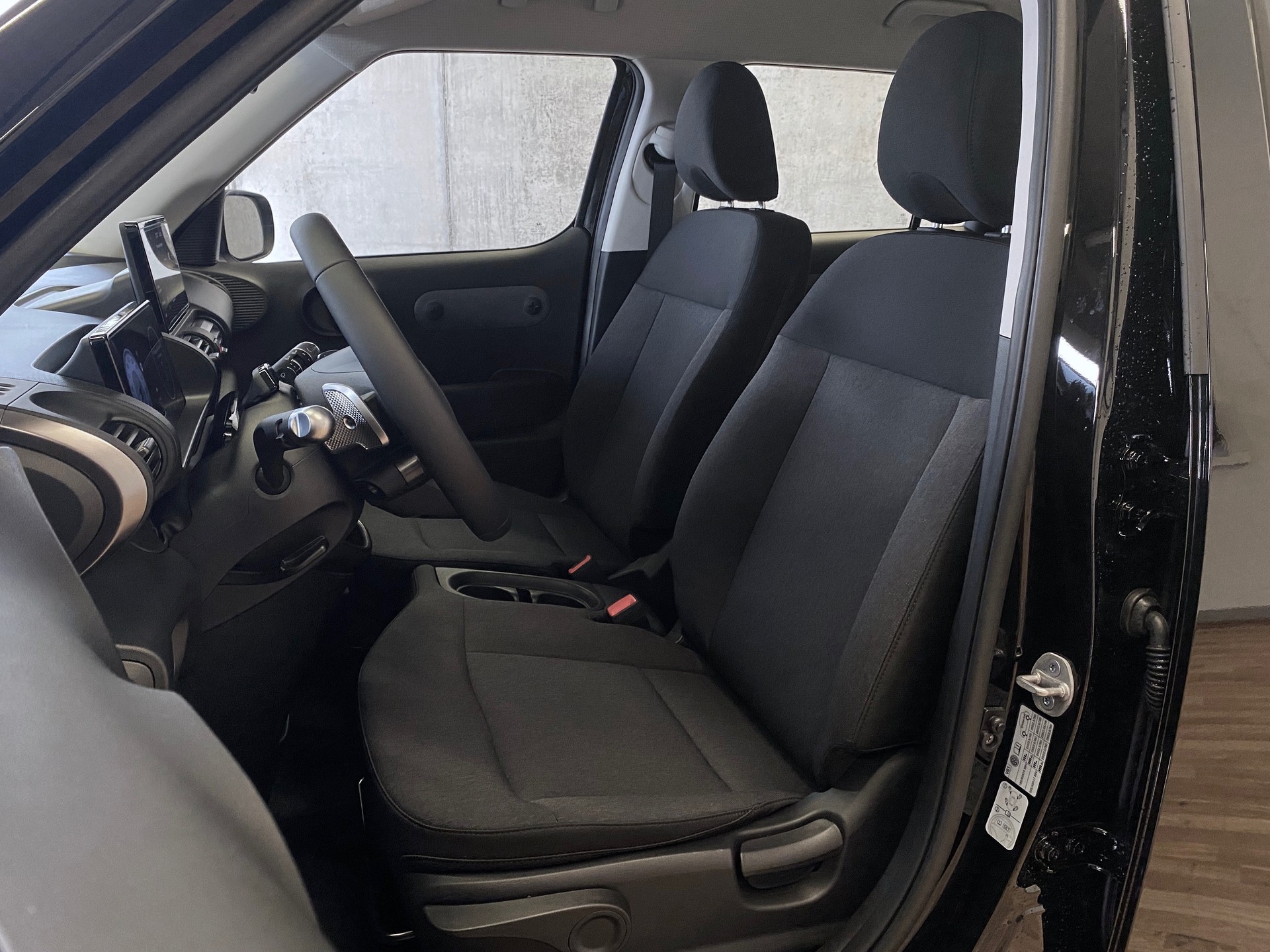 HYUNDAI Inster 42kWh Electric-showroom-element-3