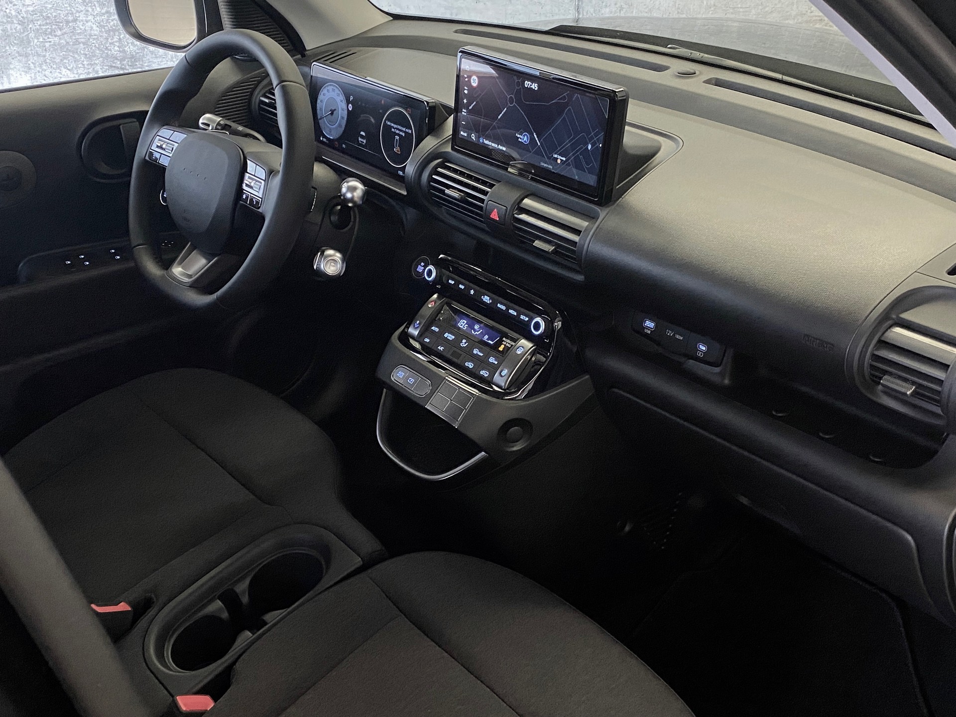 HYUNDAI Inster 42kWh Electric-image-5