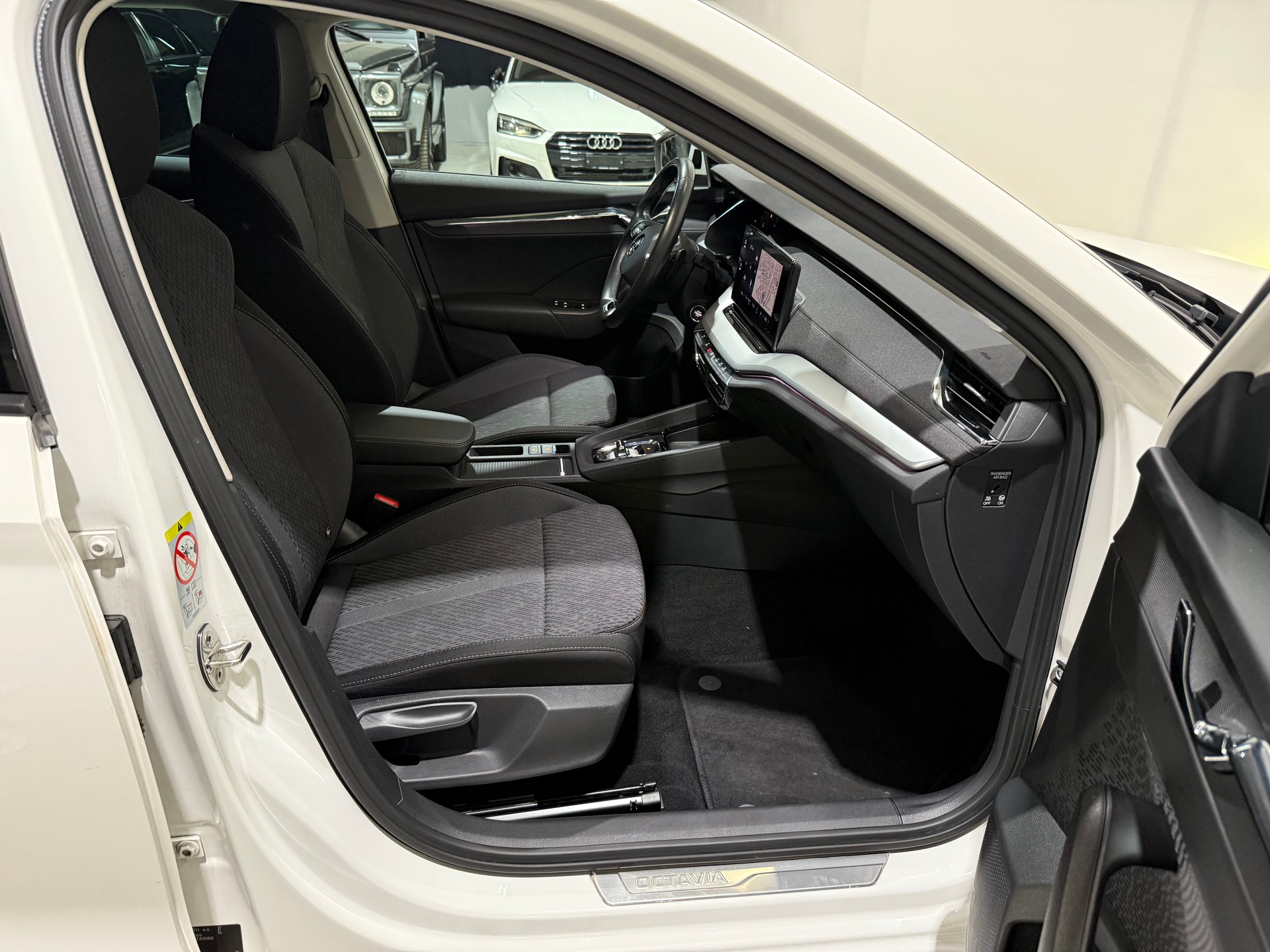 SKODA Octavia Combi 2.0 TDI DSG Style-image-13