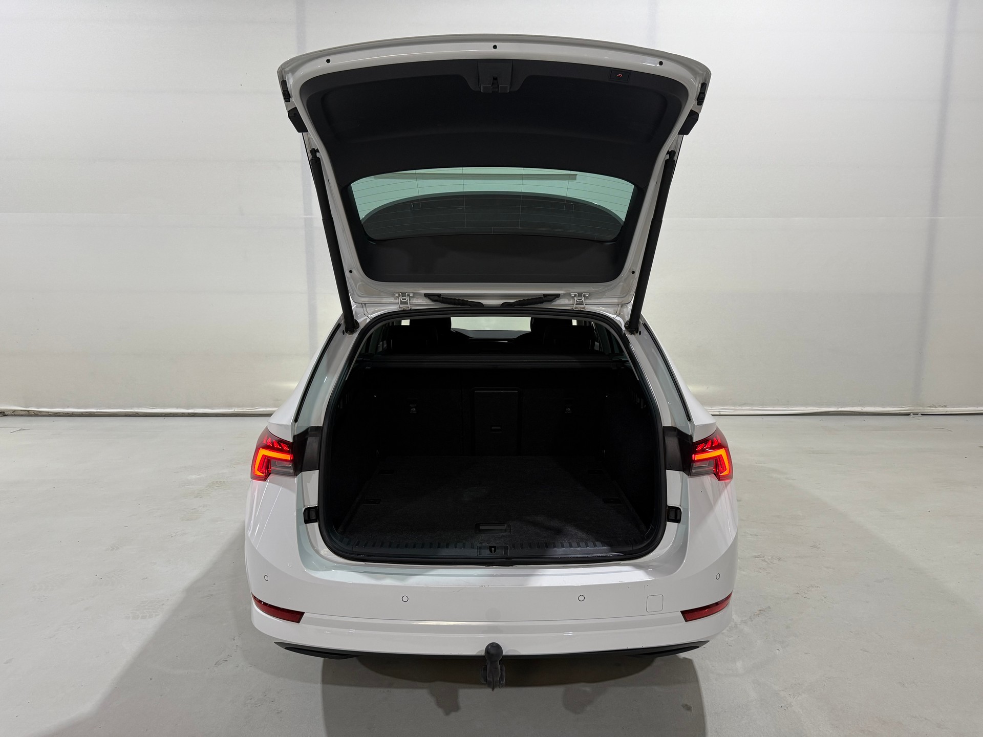 SKODA Octavia Combi 2.0 TDI DSG Style-image-10