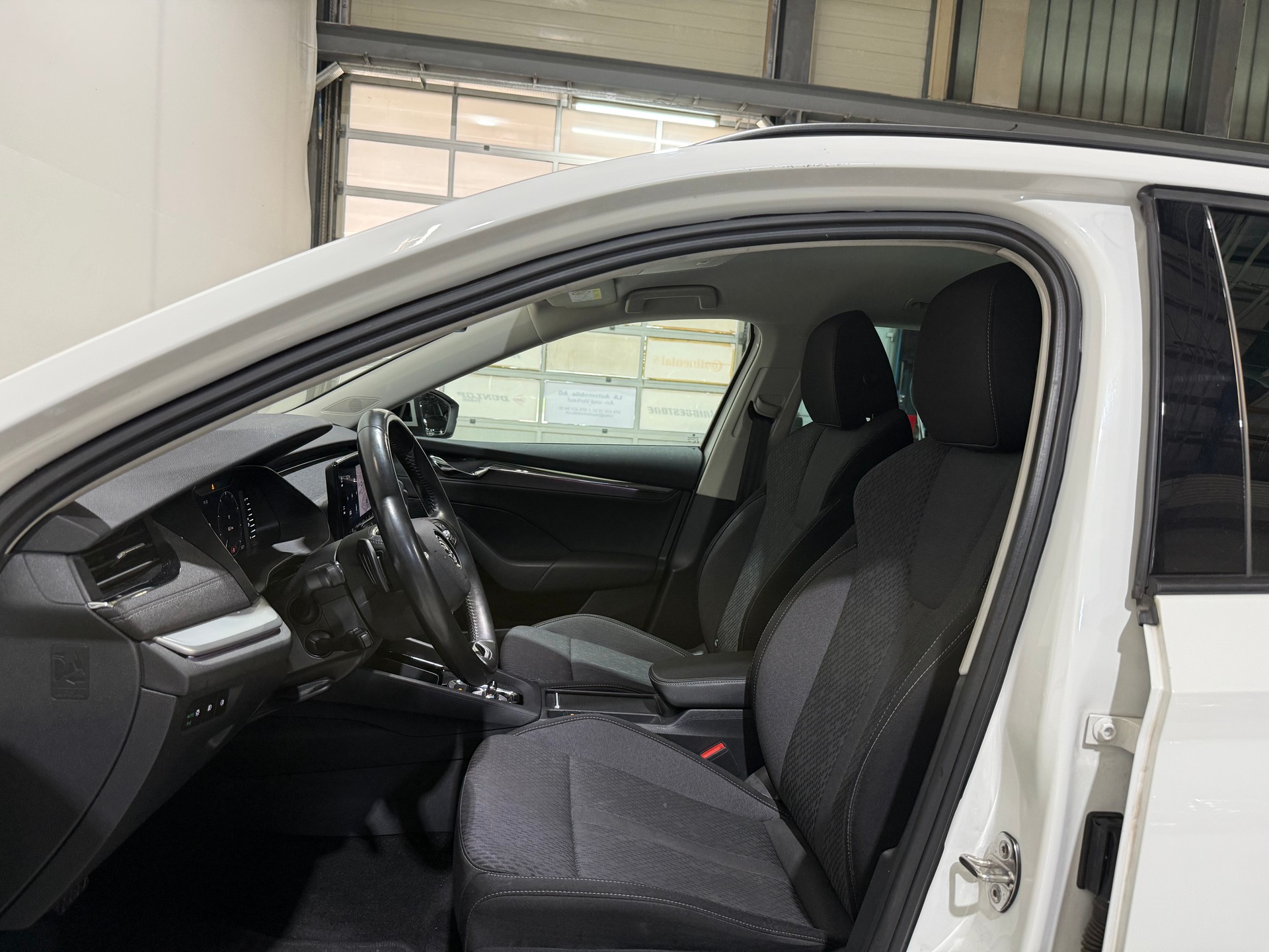 SKODA Octavia Combi 2.0 TDI DSG Style-image-12