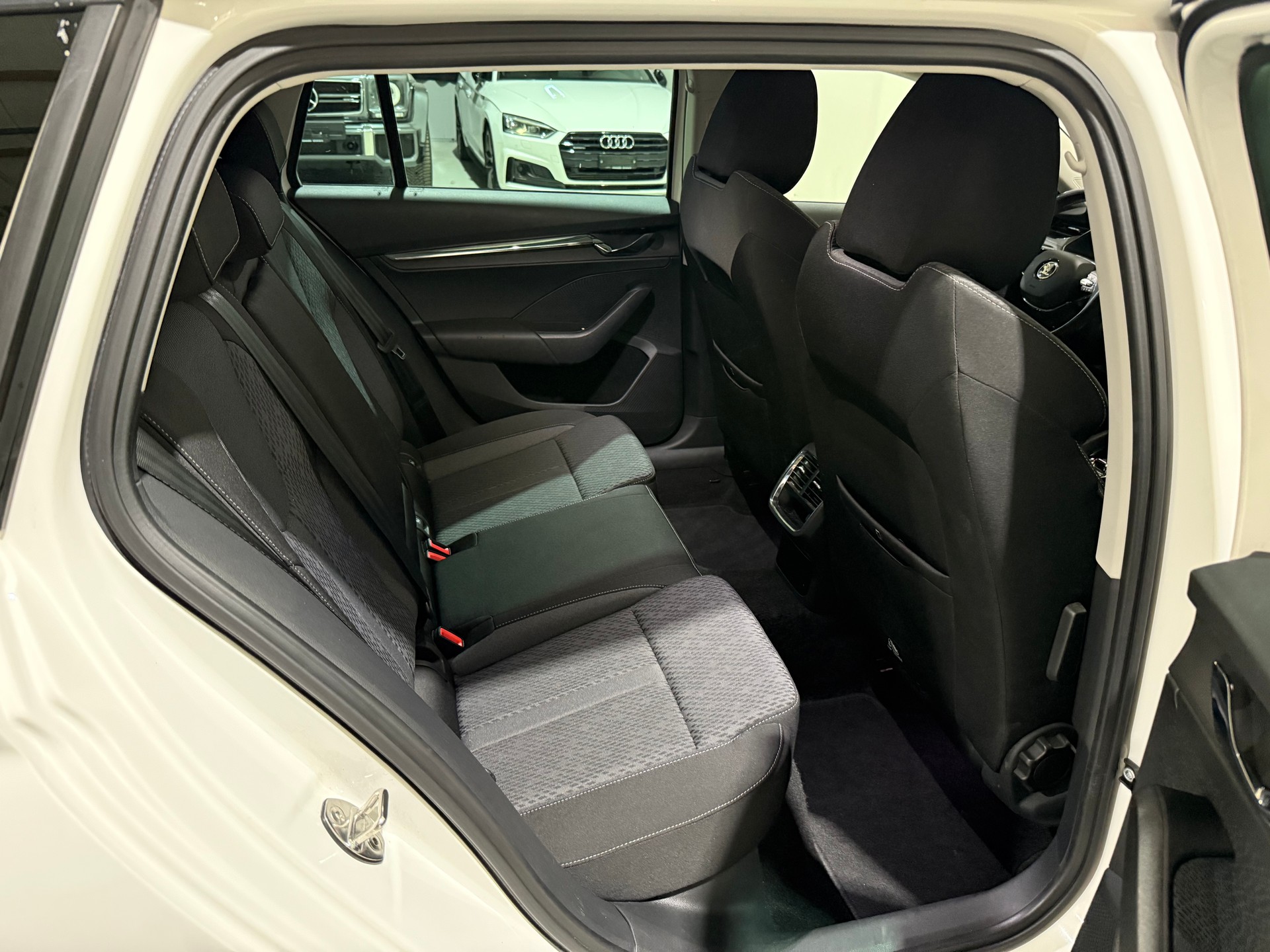 SKODA Octavia Combi 2.0 TDI DSG Style-image-14