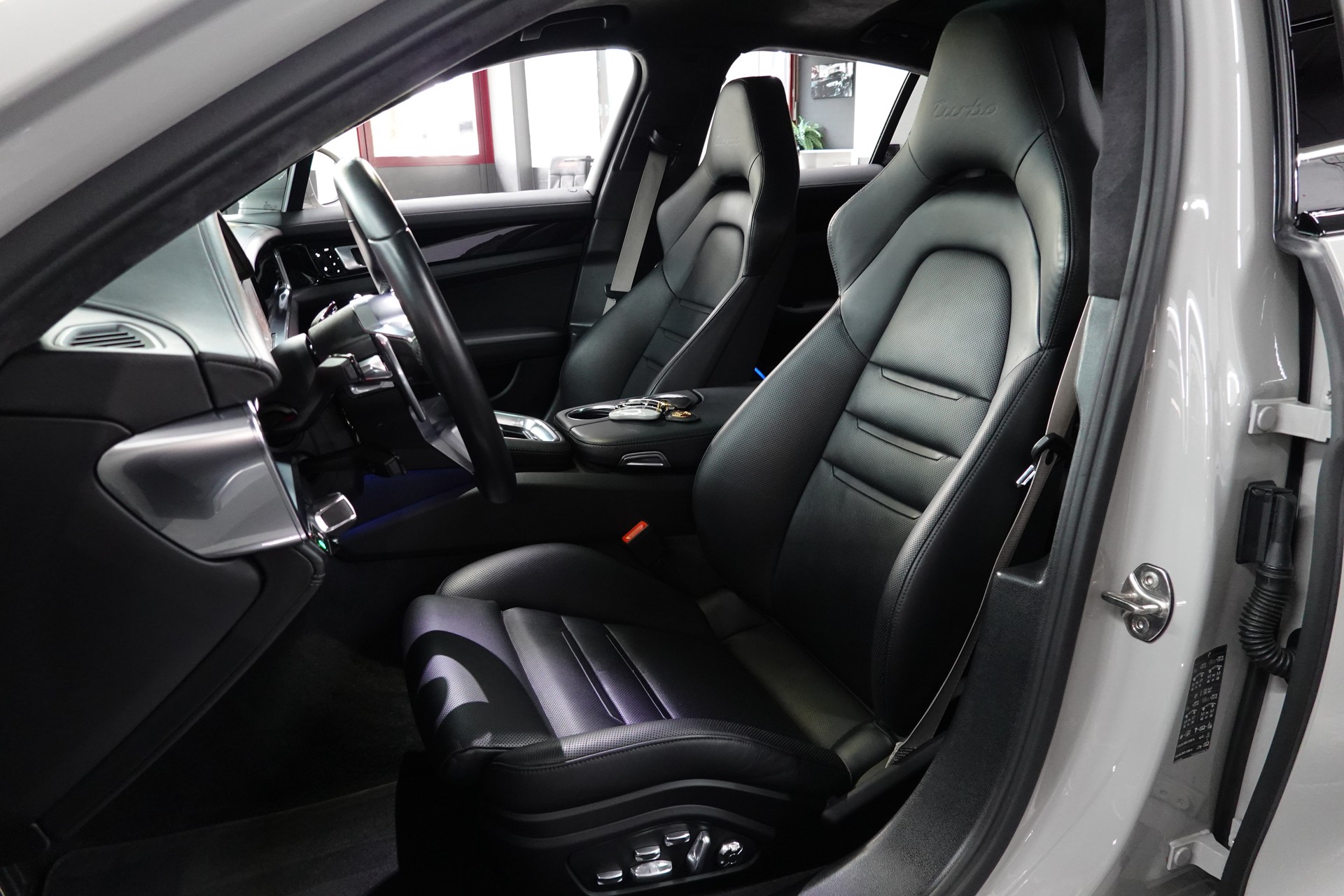 PORSCHE PANAMERA TURBO PDK PTS KREIDE CH-FZ APPROVED LAUFEND BIS 2027-image-36