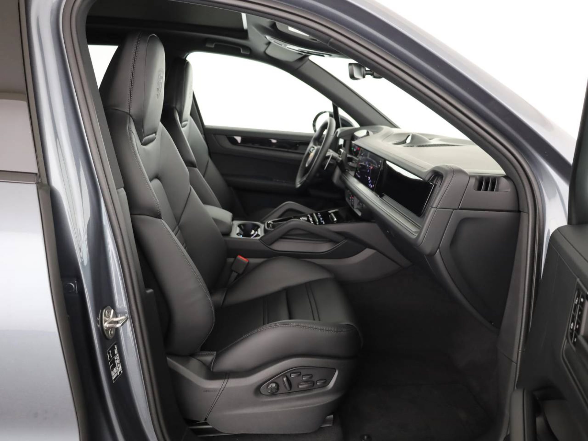 PORSCHE Cayenne E-Hybrid Black Edition-image-15
