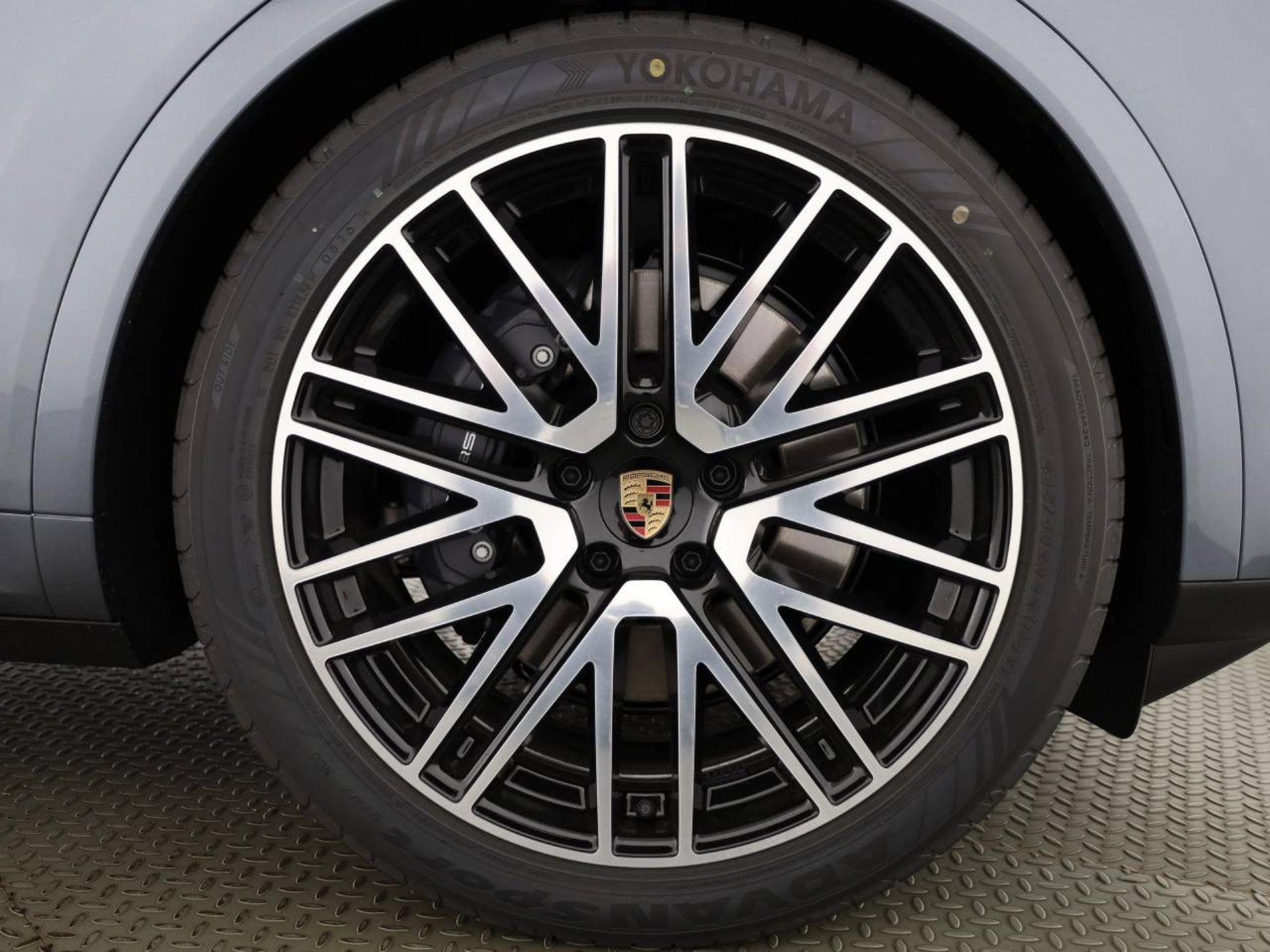 PORSCHE Cayenne E-Hybrid Black Edition-image-8