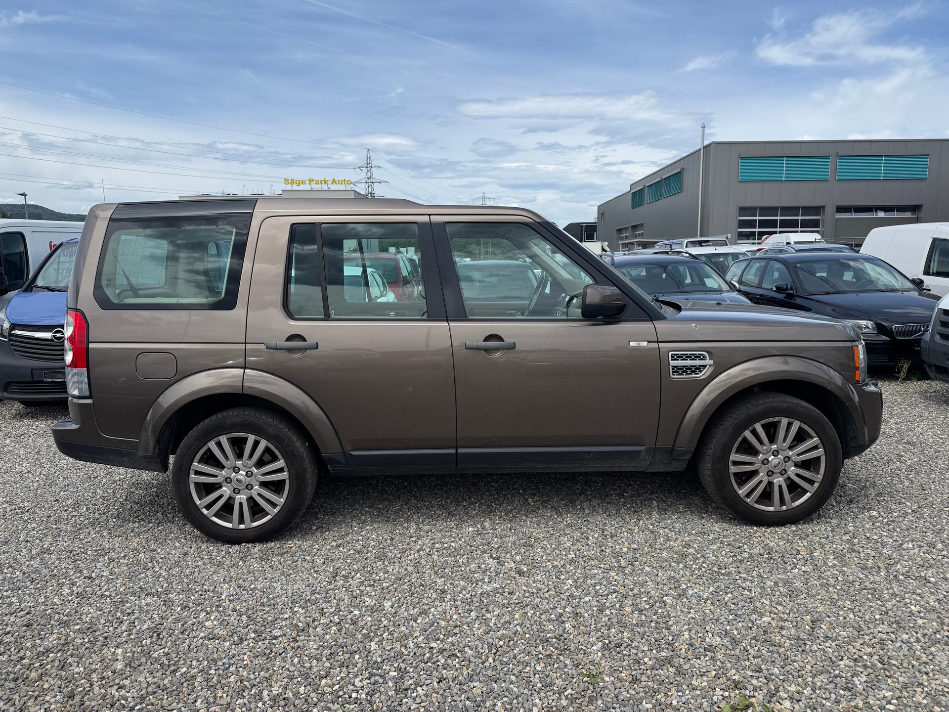 LAND ROVER Discovery 3.0 TDV6 HSE Automatic-image-3