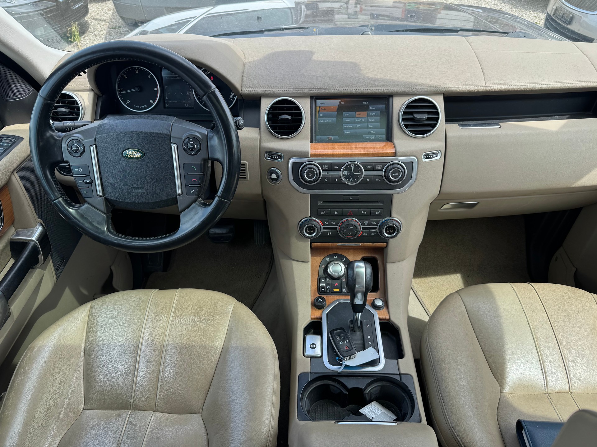 LAND ROVER Discovery 3.0 TDV6 HSE Automatic-image-14