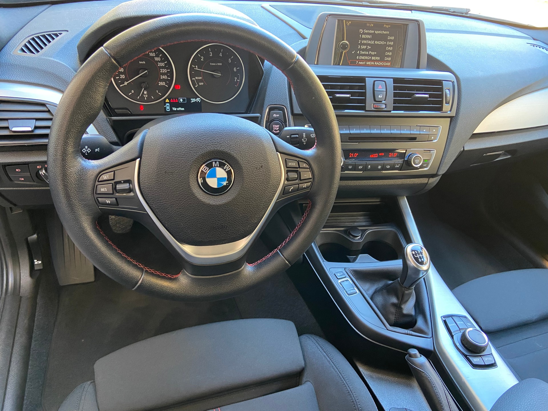 BMW 118i Sport Line-image-11