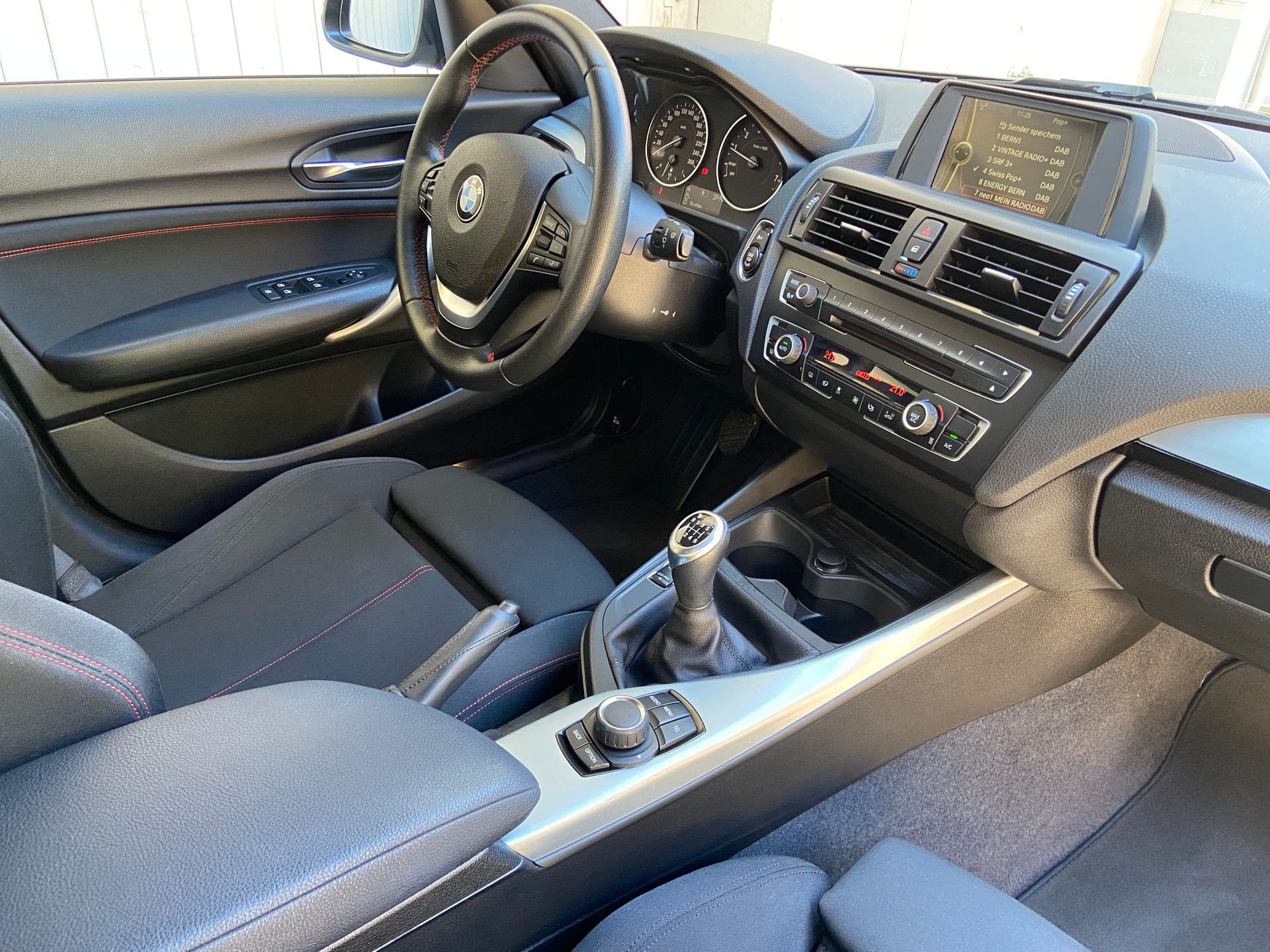 BMW 118i Sport Line-image-8