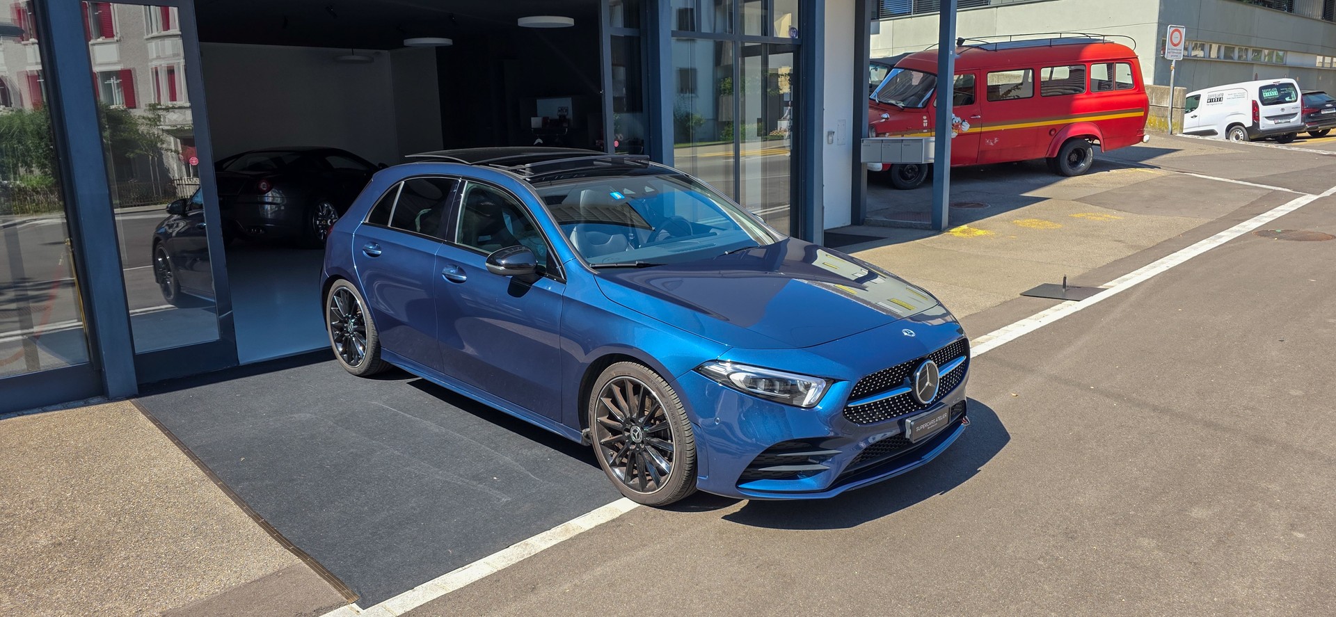MERCEDES-BENZ A 220 d 4Matic AMG Line-showroom-element-3