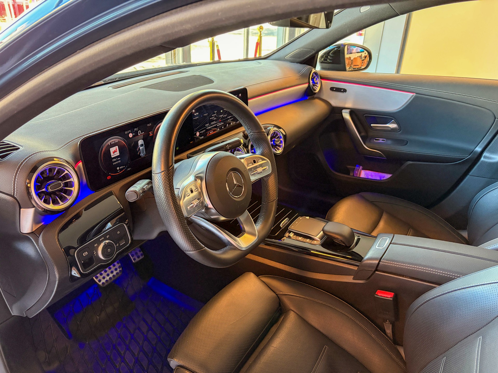 MERCEDES-BENZ A 220 d 4Matic AMG Line-image-12