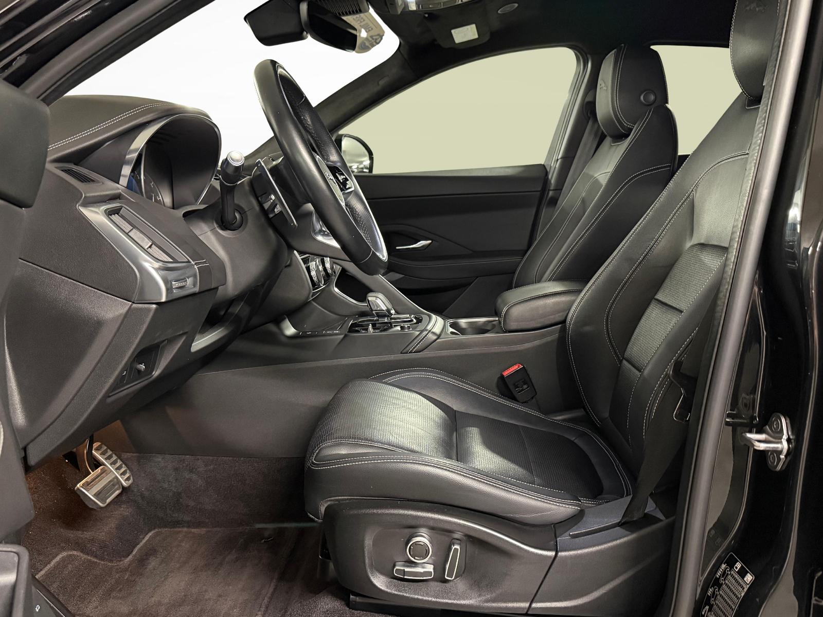JAGUAR E-Pace 2.0 I4 200 R-Dynamic SE AWD-image-9