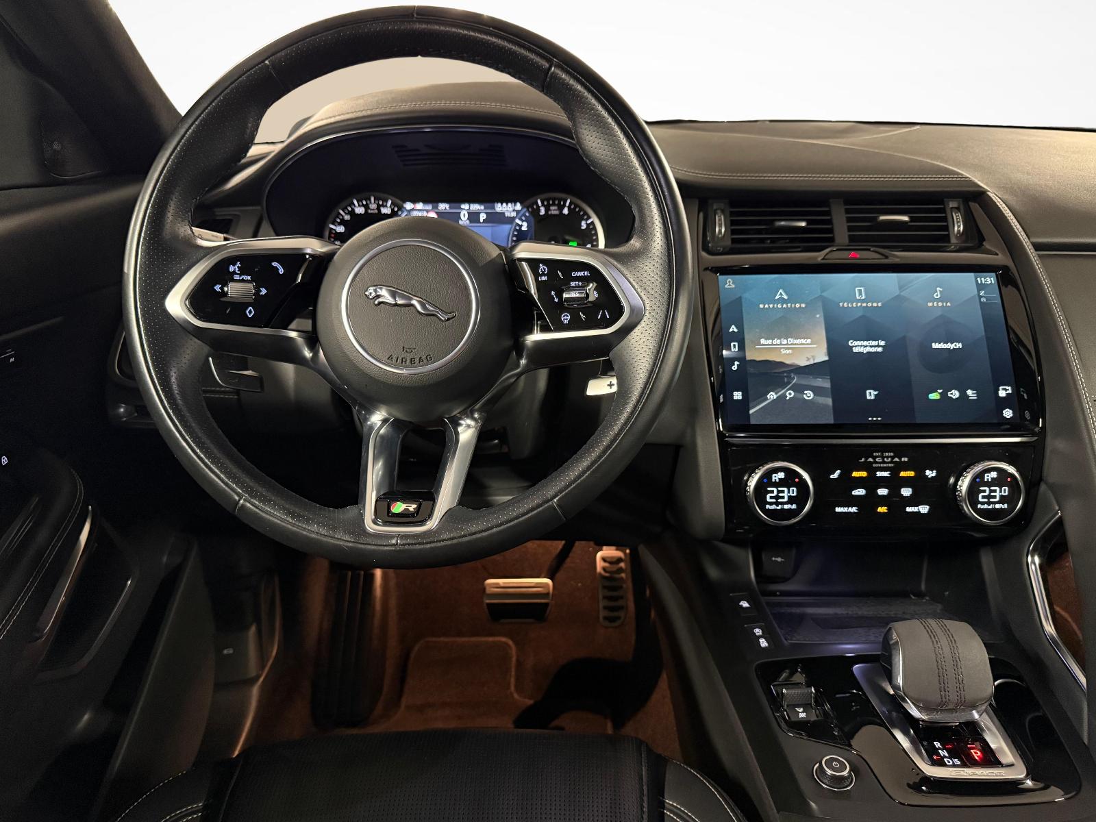 JAGUAR E-Pace 2.0 I4 200 R-Dynamic SE AWD-image-12