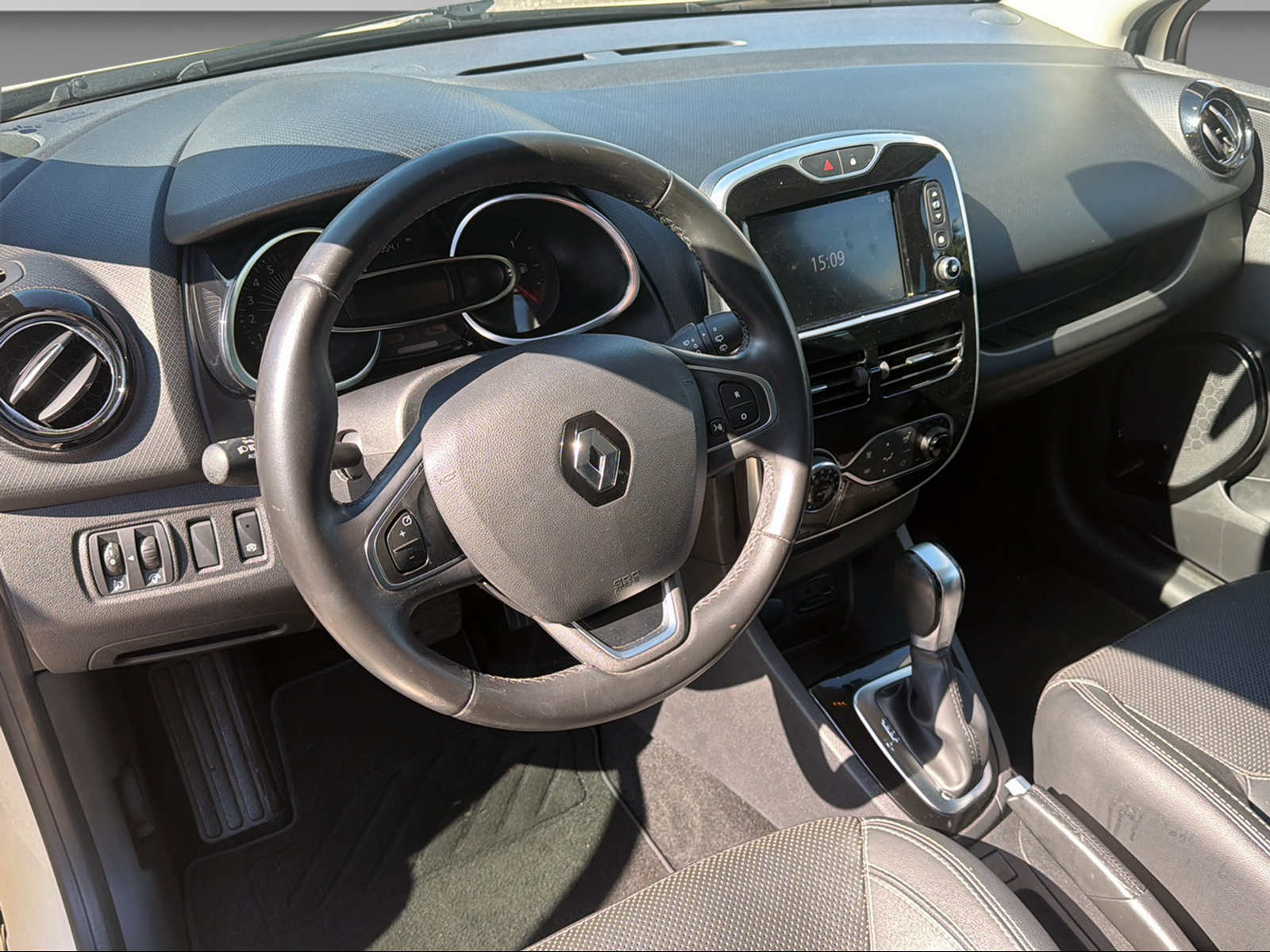 RENAULT Clio 1.2 TCe 120 Iconic S/S-image-14