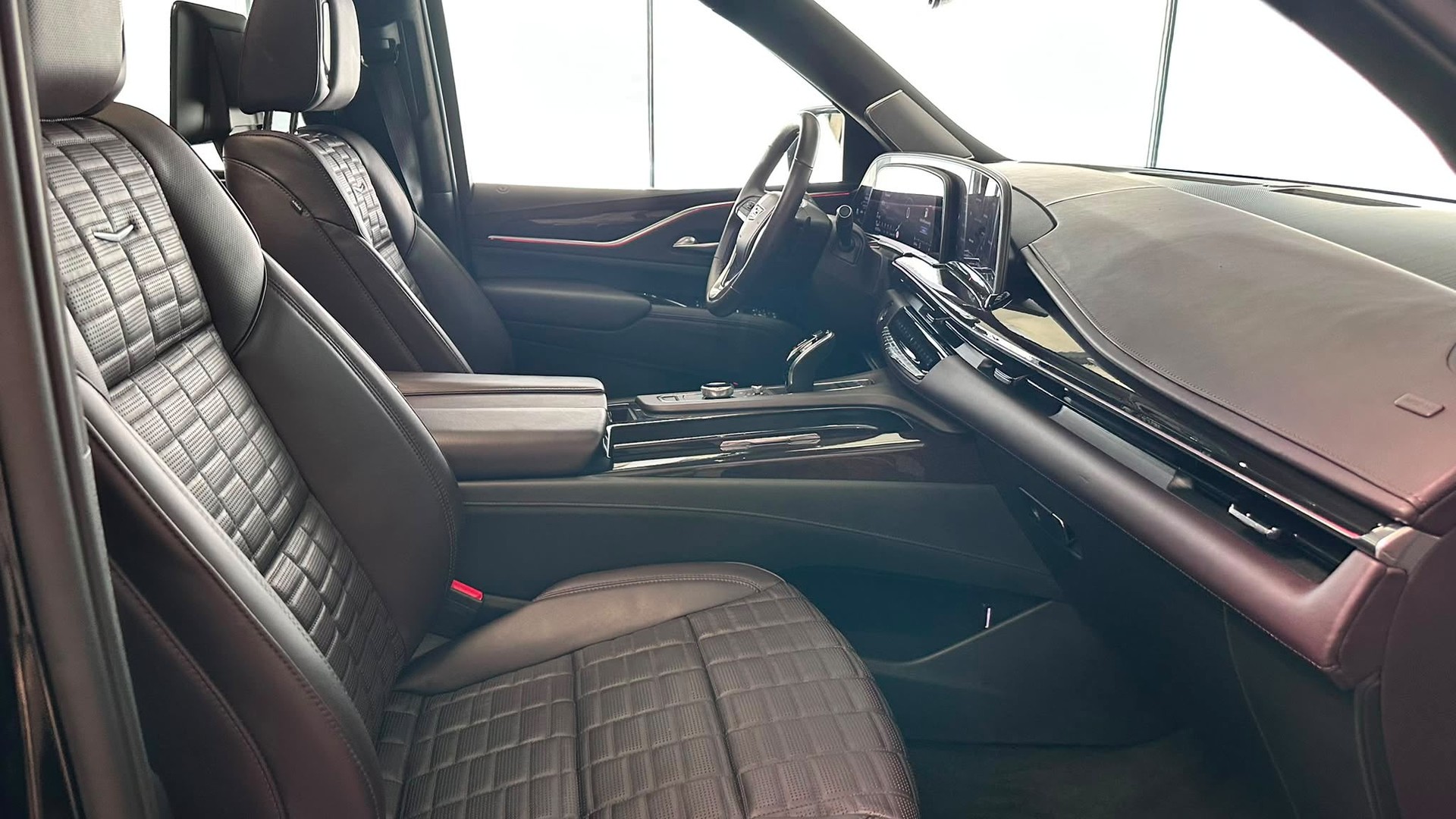 CADILLAC ESCALADE 600 Sport Platinum-showroom-element-1