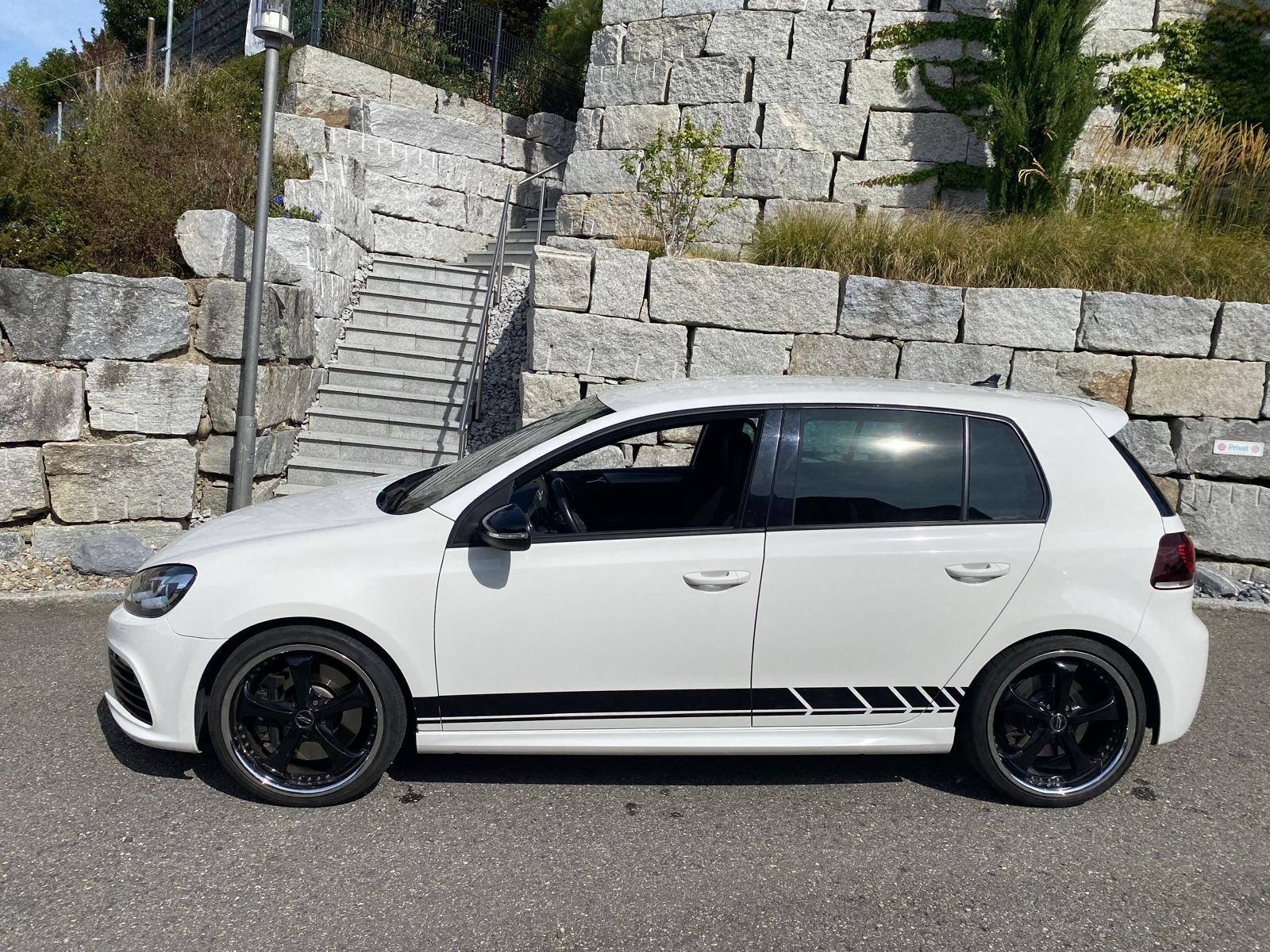 VW Golf 2.0 TSI R 4Motion-image-1