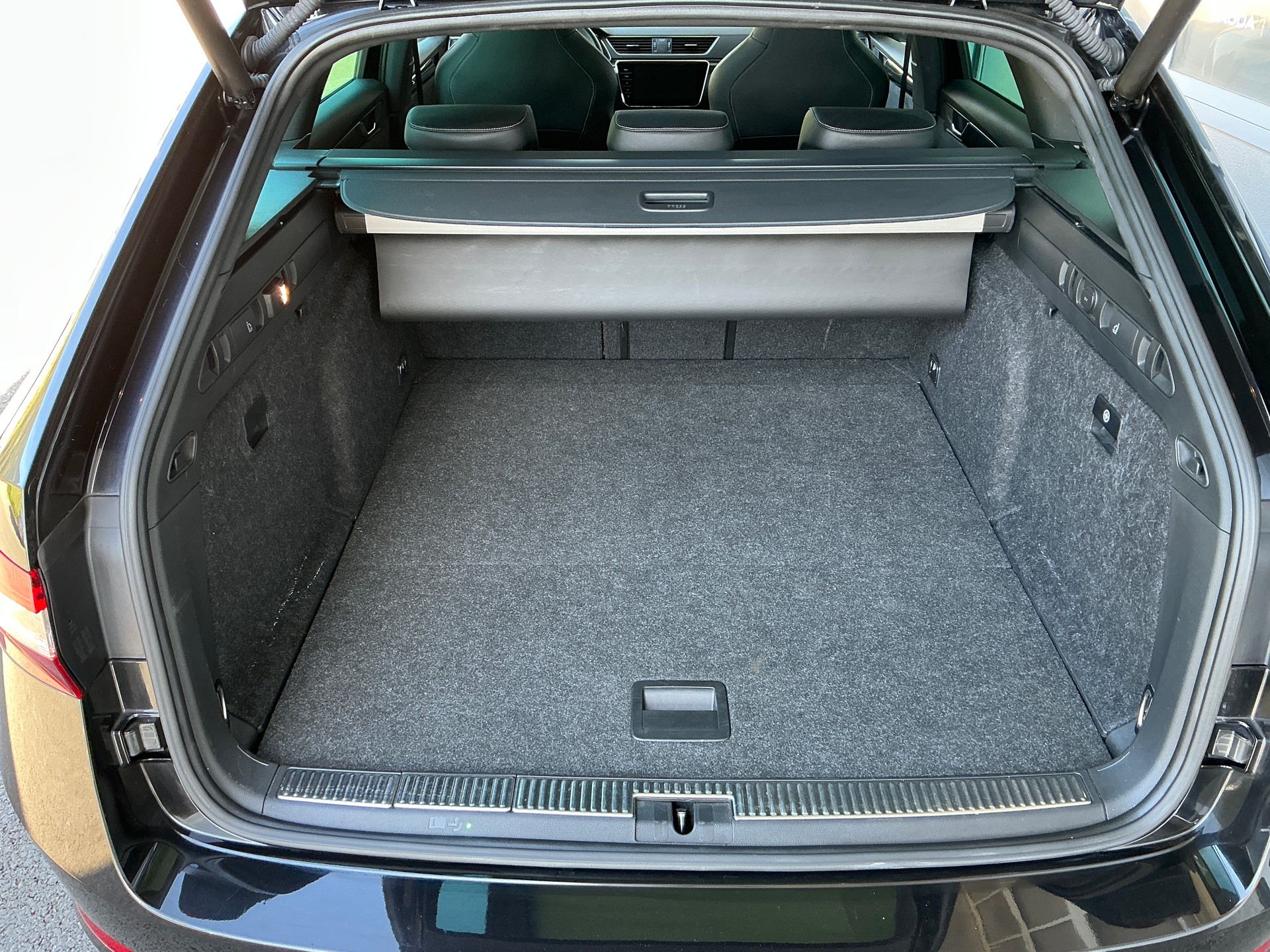 SKODA Superb Combi 2.0 TSI SportLine+ 4x4 DSG-image-4