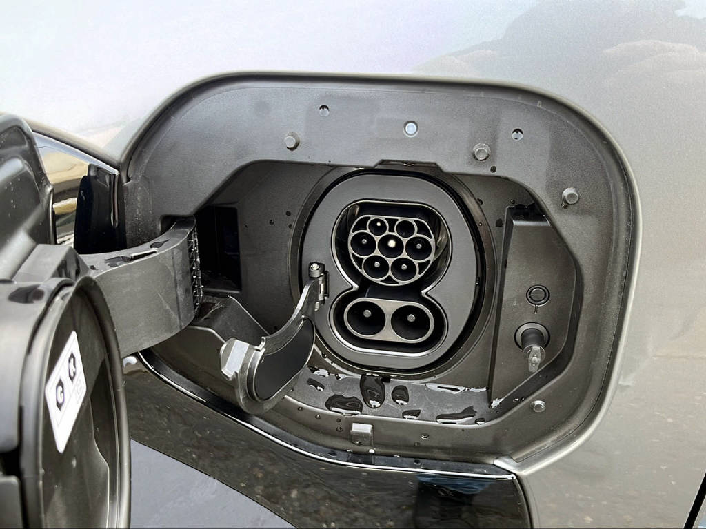 SUBARU Solterra eV Luxury AWD-image-20