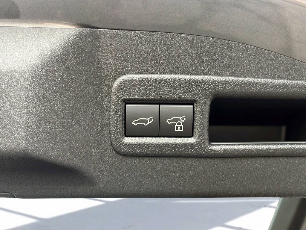SUBARU Solterra eV Luxury AWD-image-14
