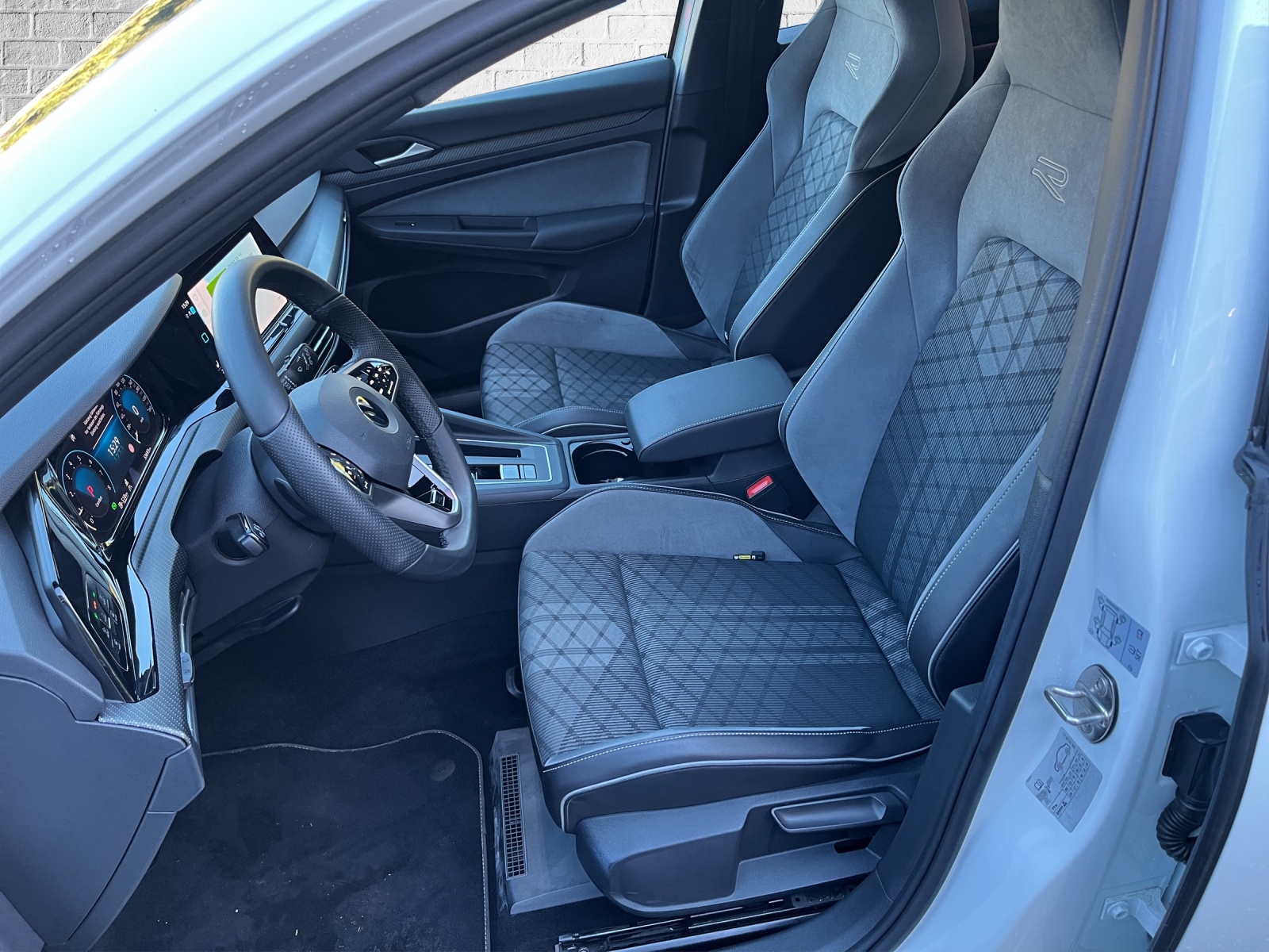 VW Golf 1.5 eTSI mHEV ACT R-Line DSG-image-8