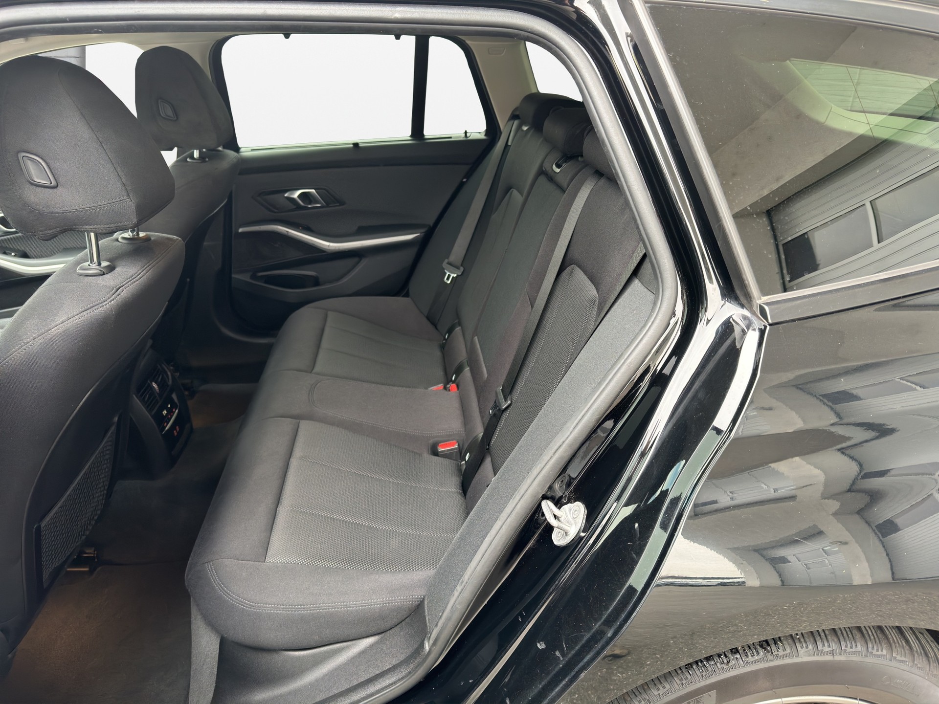 BMW 320d xDrive 48V Touring Steptronic-image-12