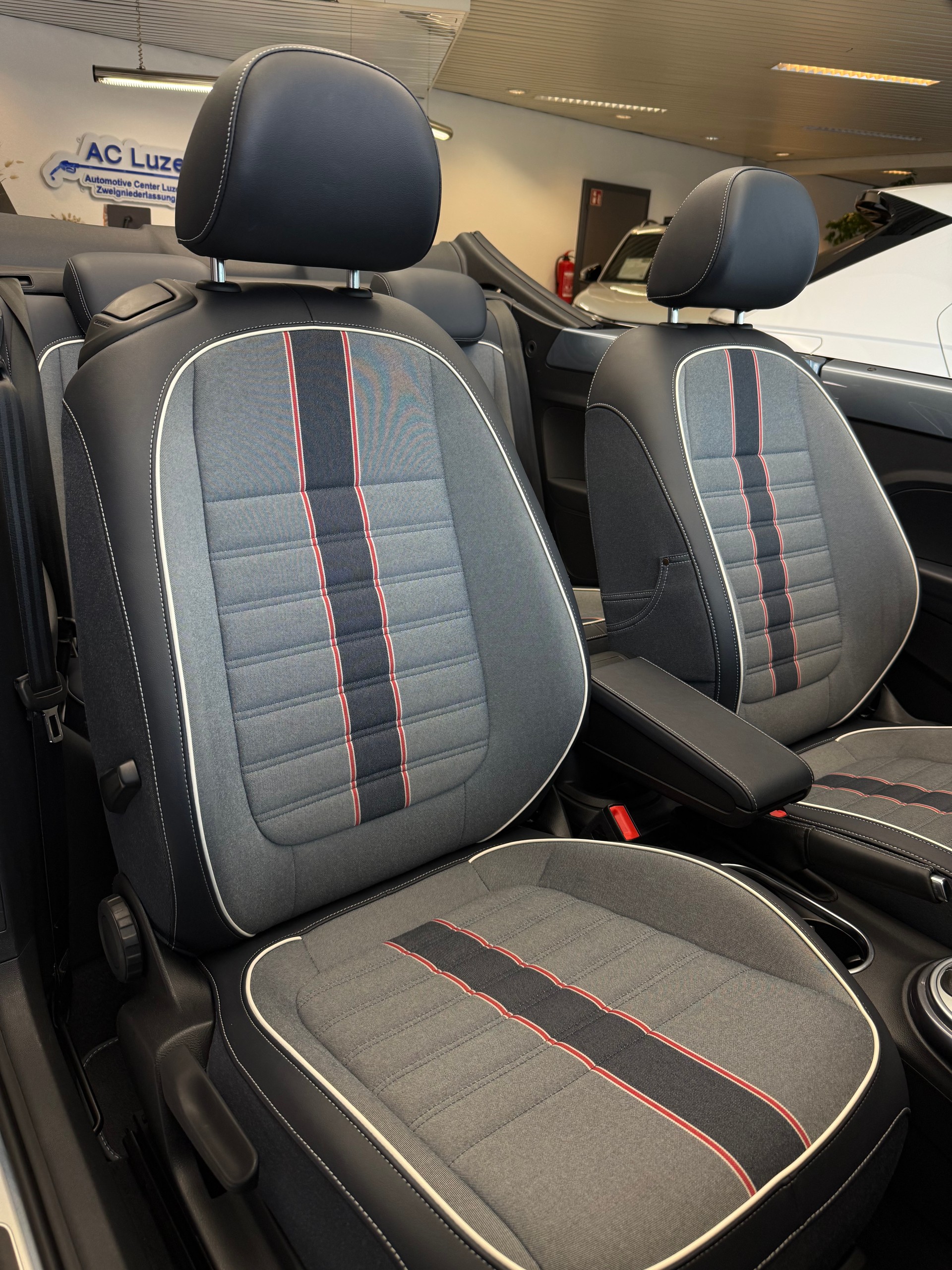 VW Beetle Cabriolet Denim Jeans Edition 1.4 TSI DSG-image-9