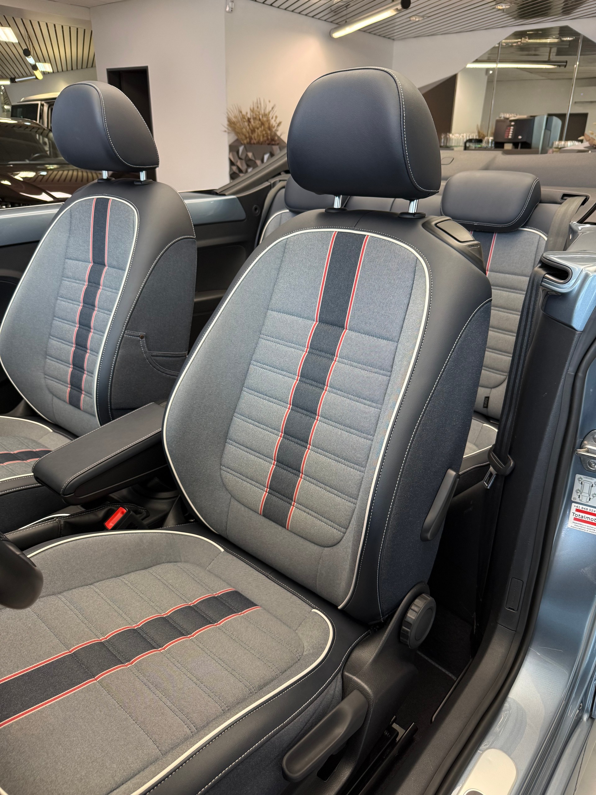 VW Beetle Cabriolet Denim Jeans Edition 1.4 TSI DSG-image-6