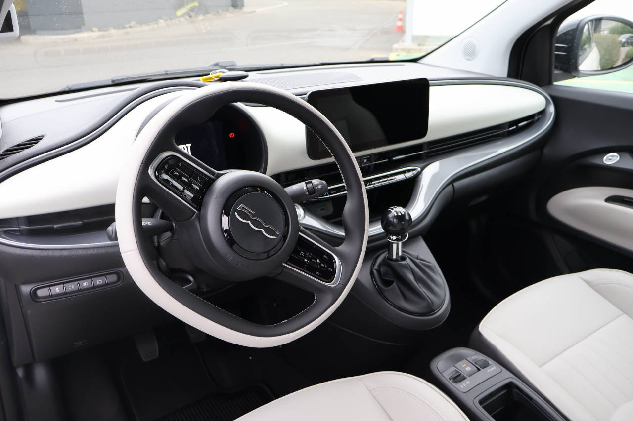 FIAT 500 Cabrio 1.0 Hybrid La Prima-image-9