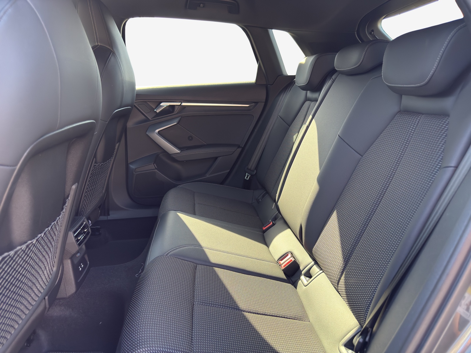 AUDI A3 Sportback TFSI 110 kW S line Attraction S tronic-image-13