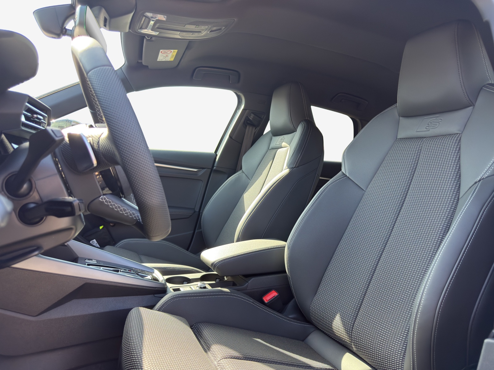 AUDI A3 Sportback TFSI 110 kW S line Attraction S tronic-image-8