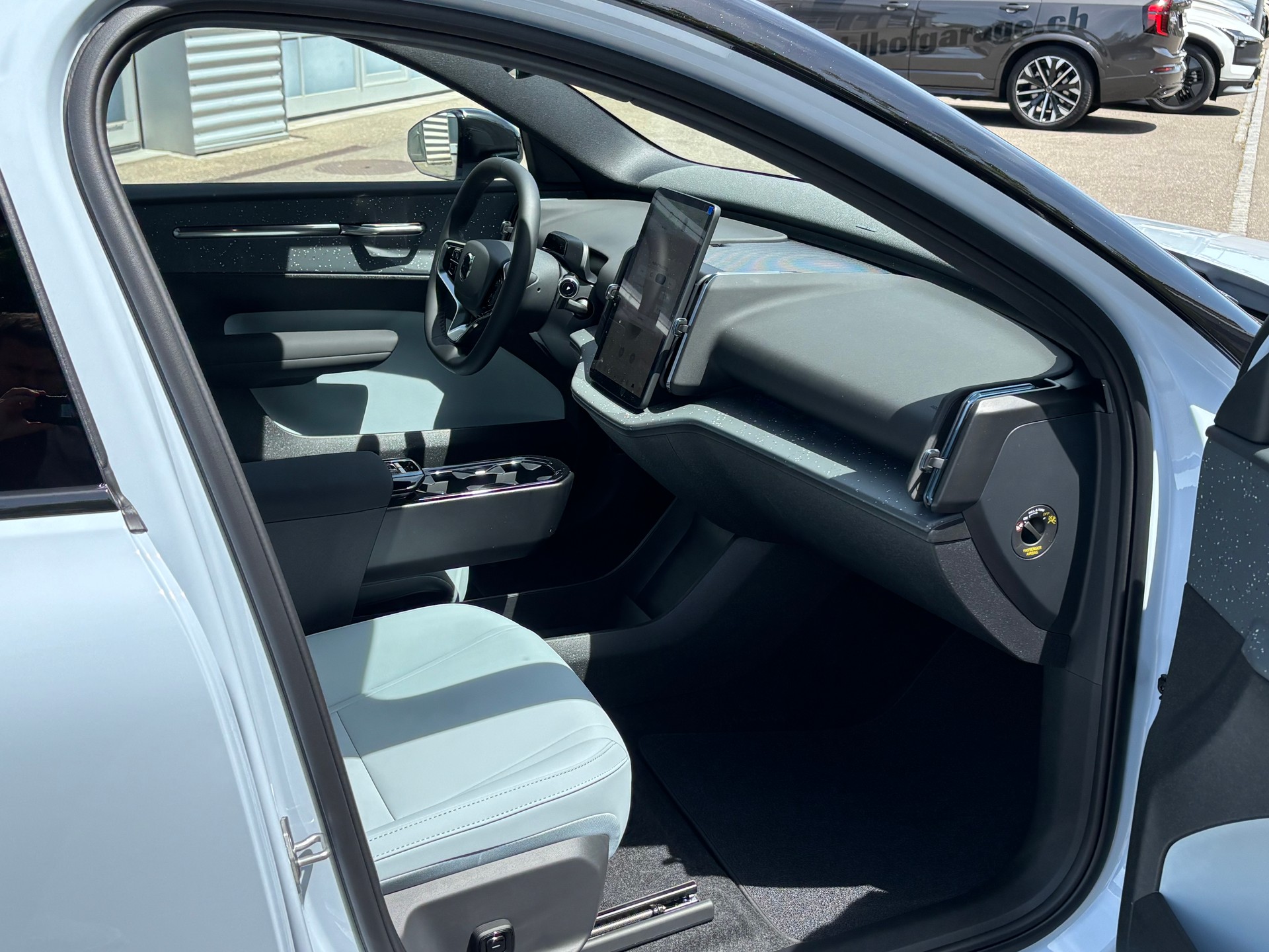 VOLVO EX30 E60 Twin Ultra Performance AWD-image-6