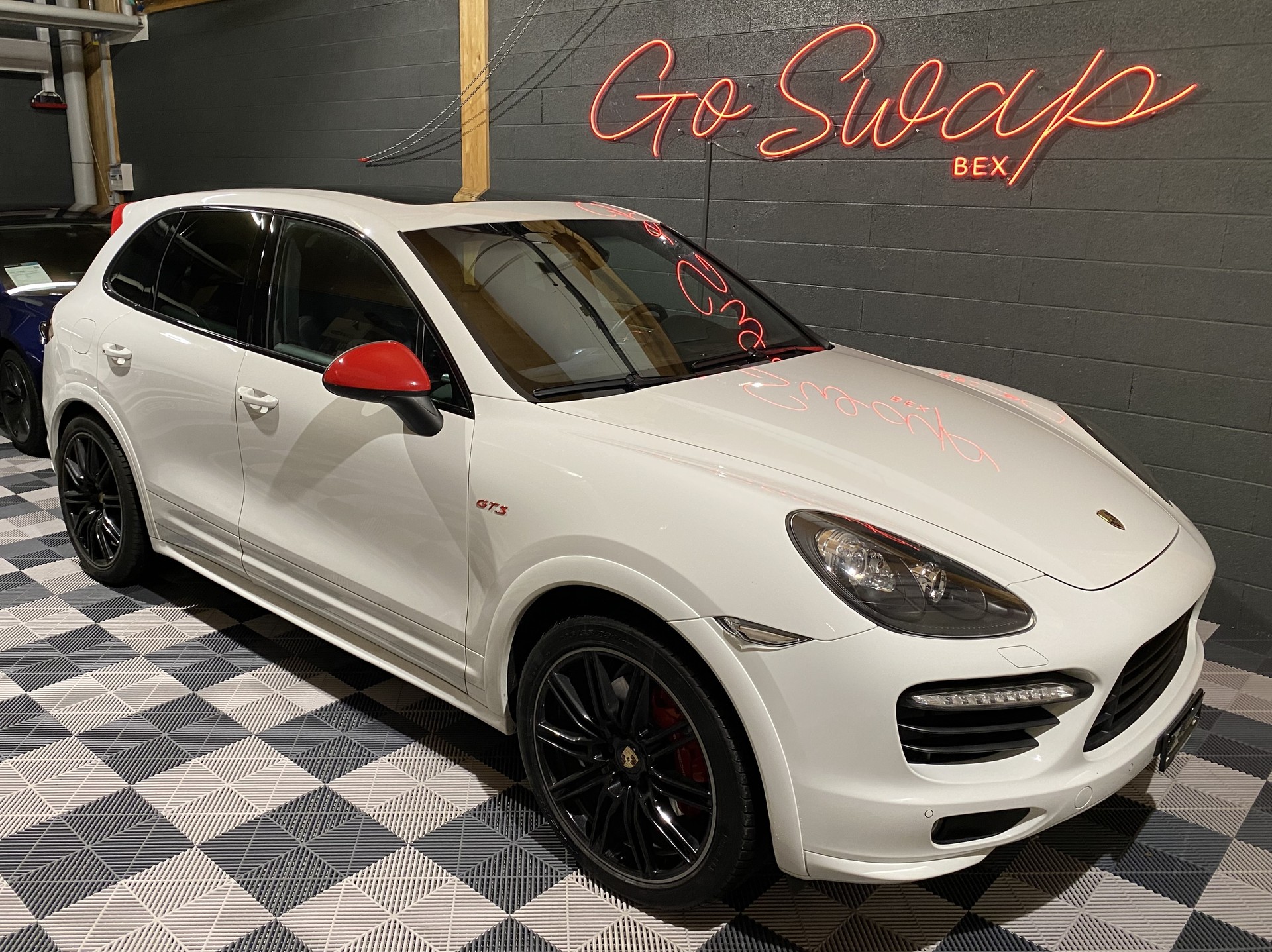 PORSCHE Cayenne GTS-showroom-element-1