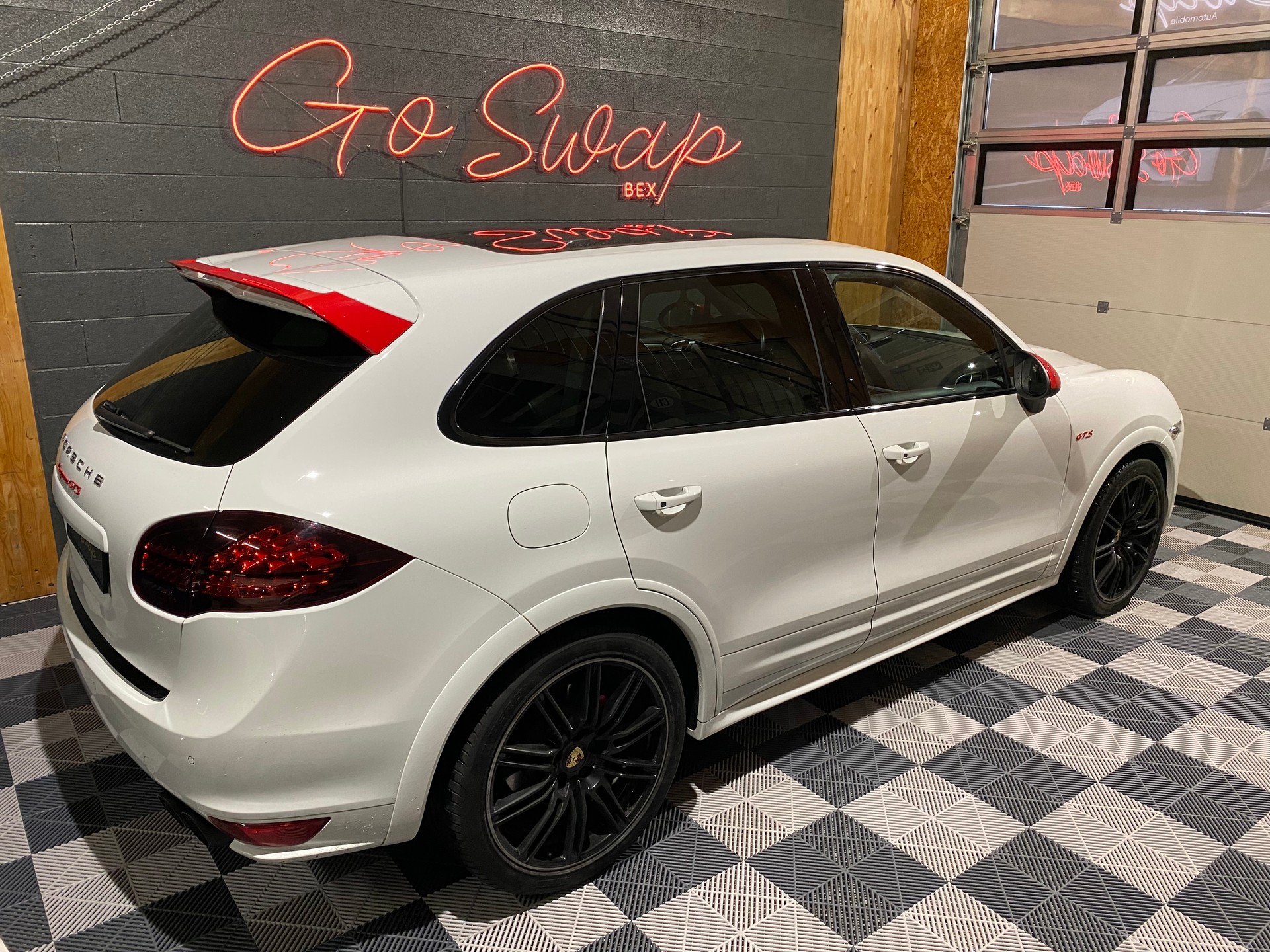 PORSCHE Cayenne GTS-showroom-element-3
