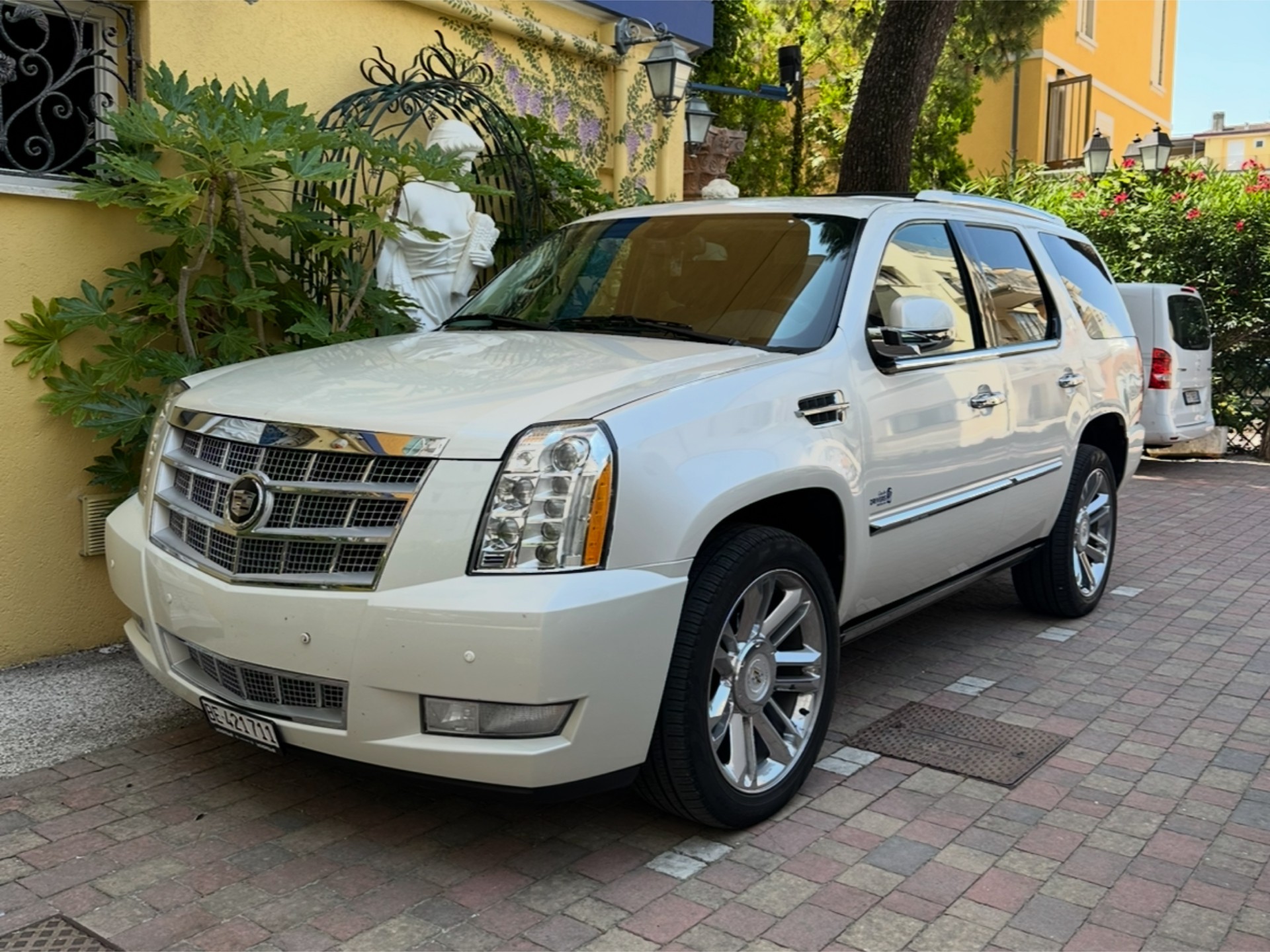 CADILLAC Escalade Platinum-image-2