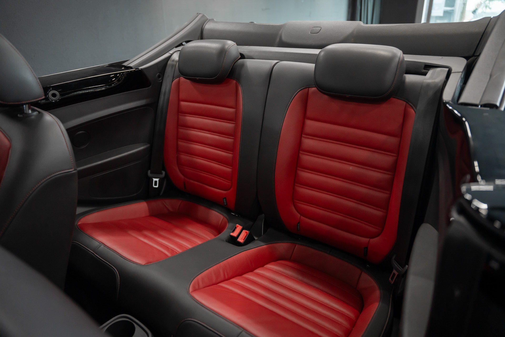 VW Beetle Cabriolet 2.0 TSI BMT R-Line DSG / Exclusive Manufaktur / Vienna / Bi-Xenon / Salvador Felgen / Waschdüsen beheizt-image-12